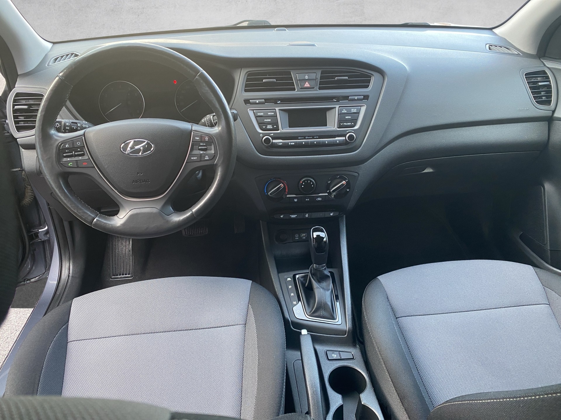 HYUNDAI i20 1.4 Amplia Automatic-image-7