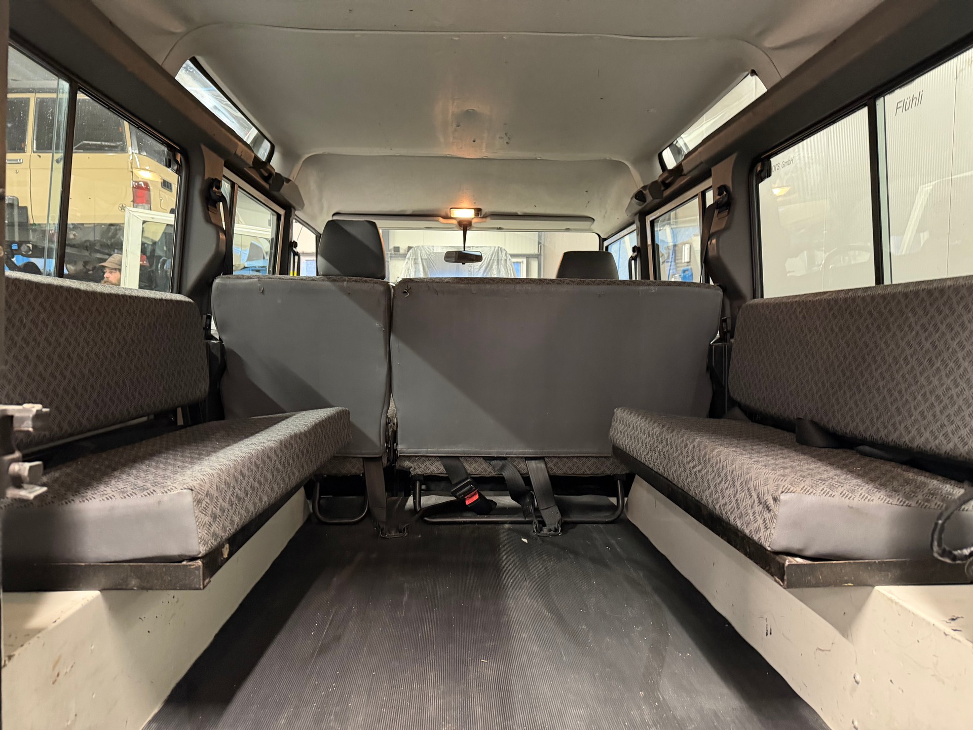 LAND ROVER Defender 110 SW 2.5 Td5-image-10