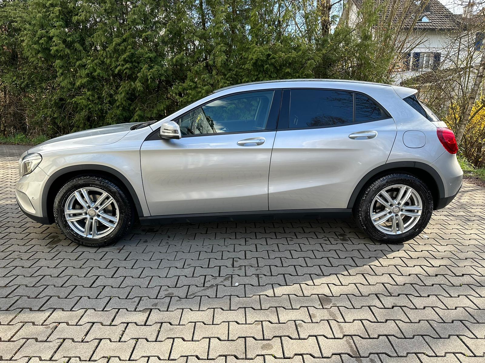 MERCEDES-BENZ GLA 200 CDI Swiss Star Edition 4Matic 7G-DCT-showroom-element-1