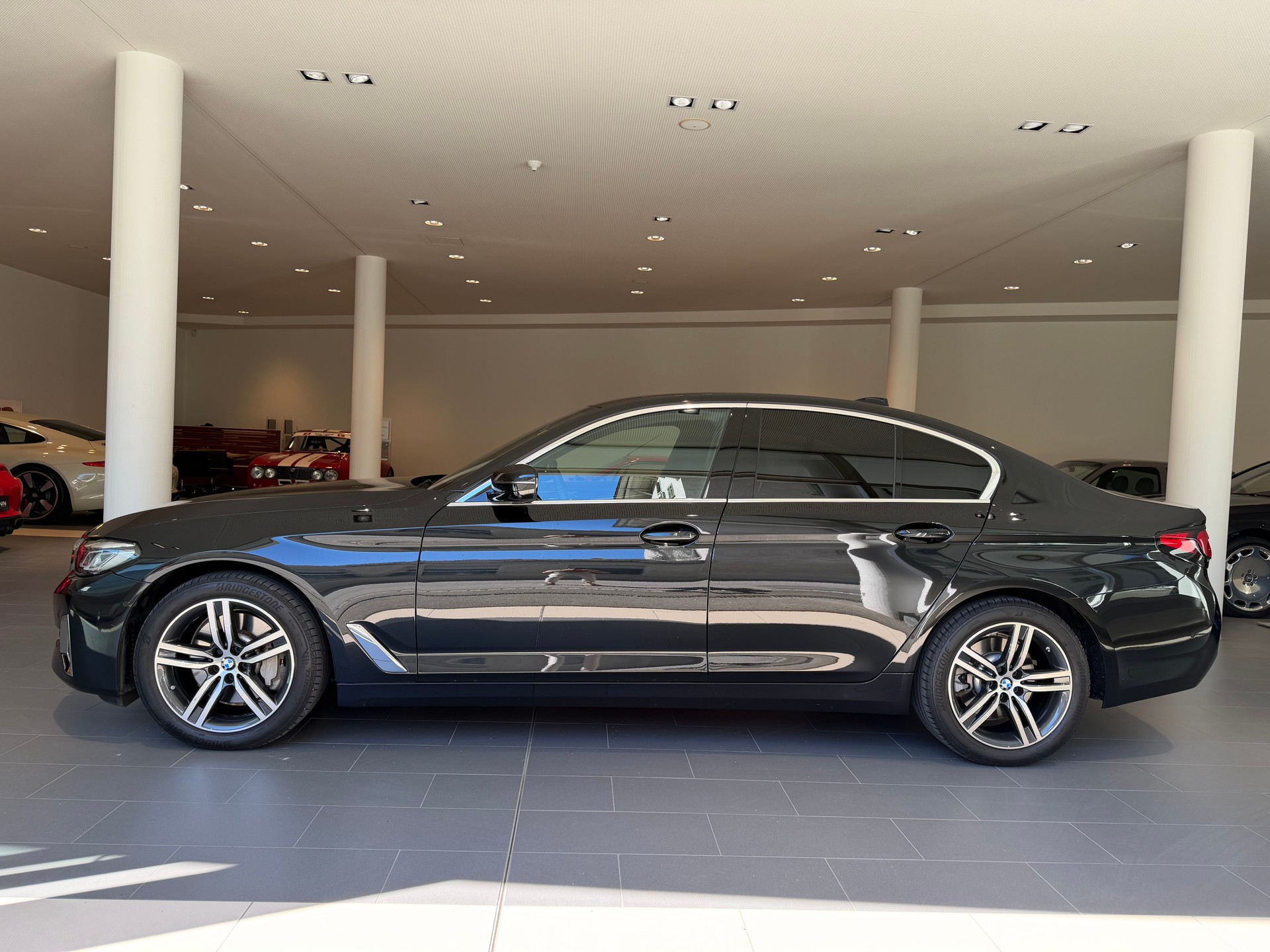 BMW 530i xDrive 48V Luxury Line Steptronic-showroom-element-1