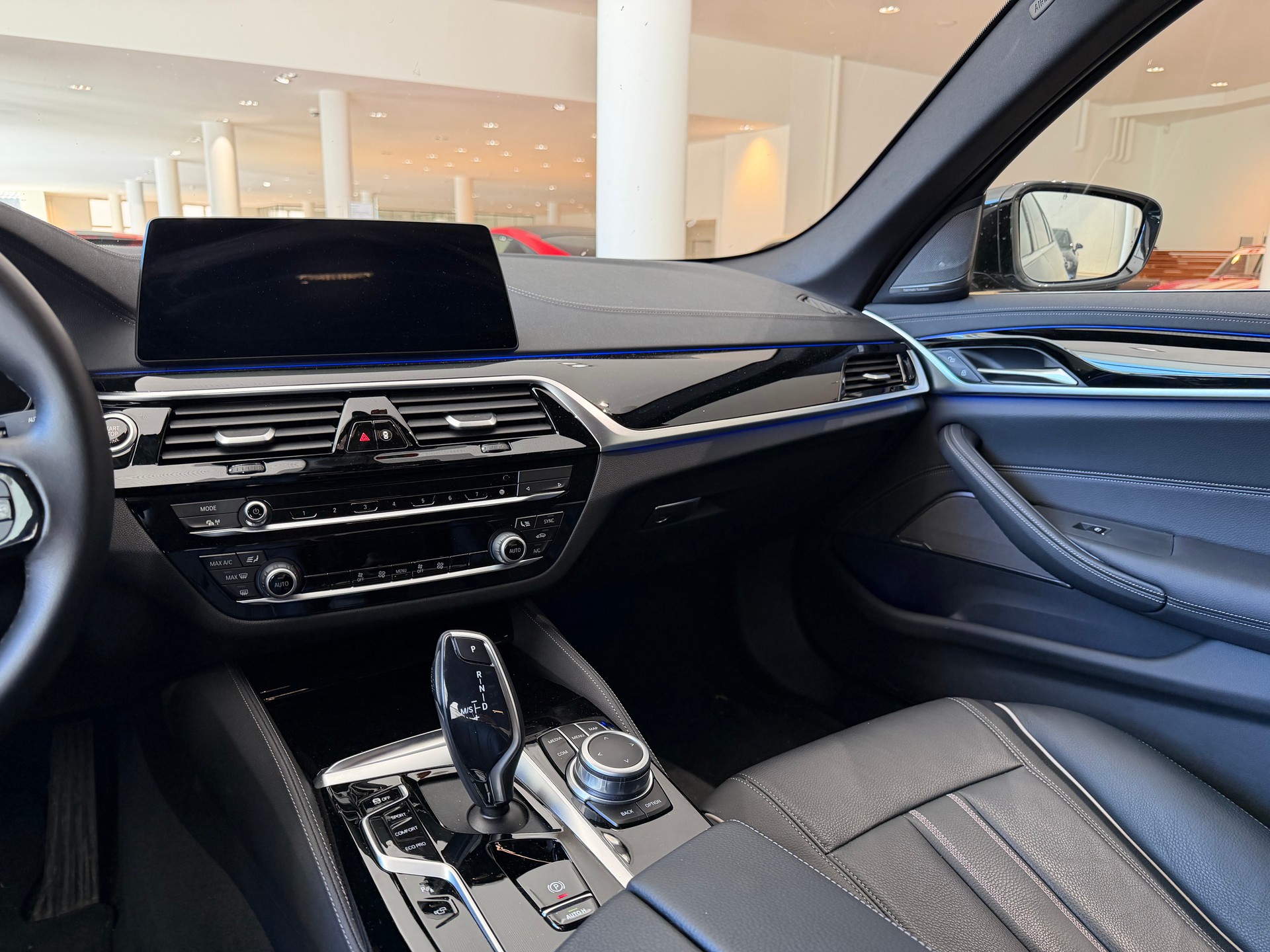 BMW 530i xDrive 48V Luxury Line Steptronic-image-10