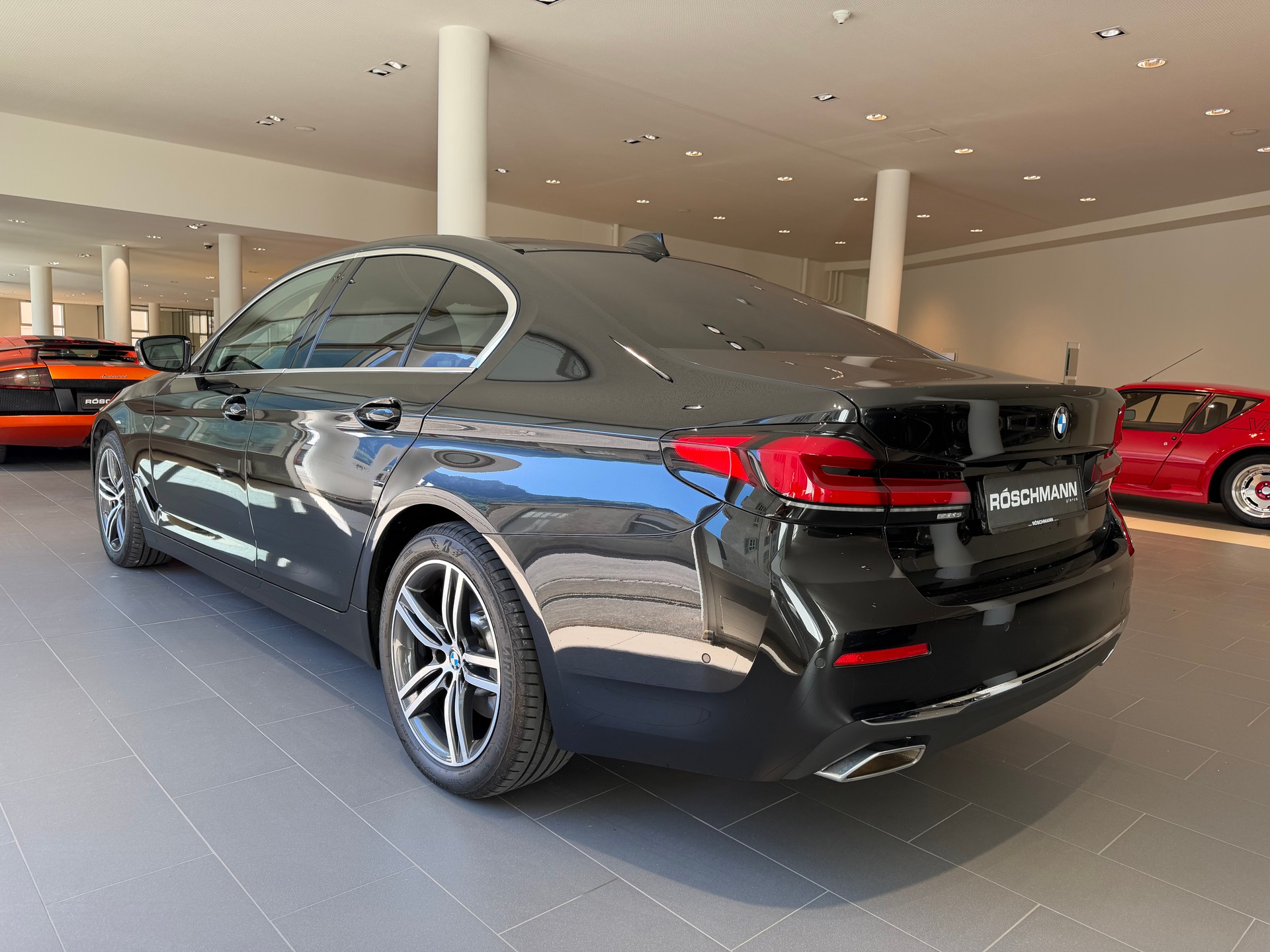 BMW 530i xDrive 48V Luxury Line Steptronic-showroom-element-3
