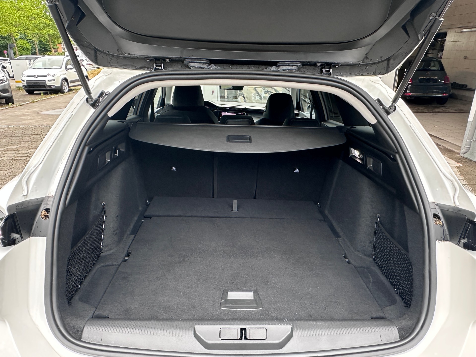 PEUGEOT 308 SW 1.5 BlueHDI Allure EAT8-image-18