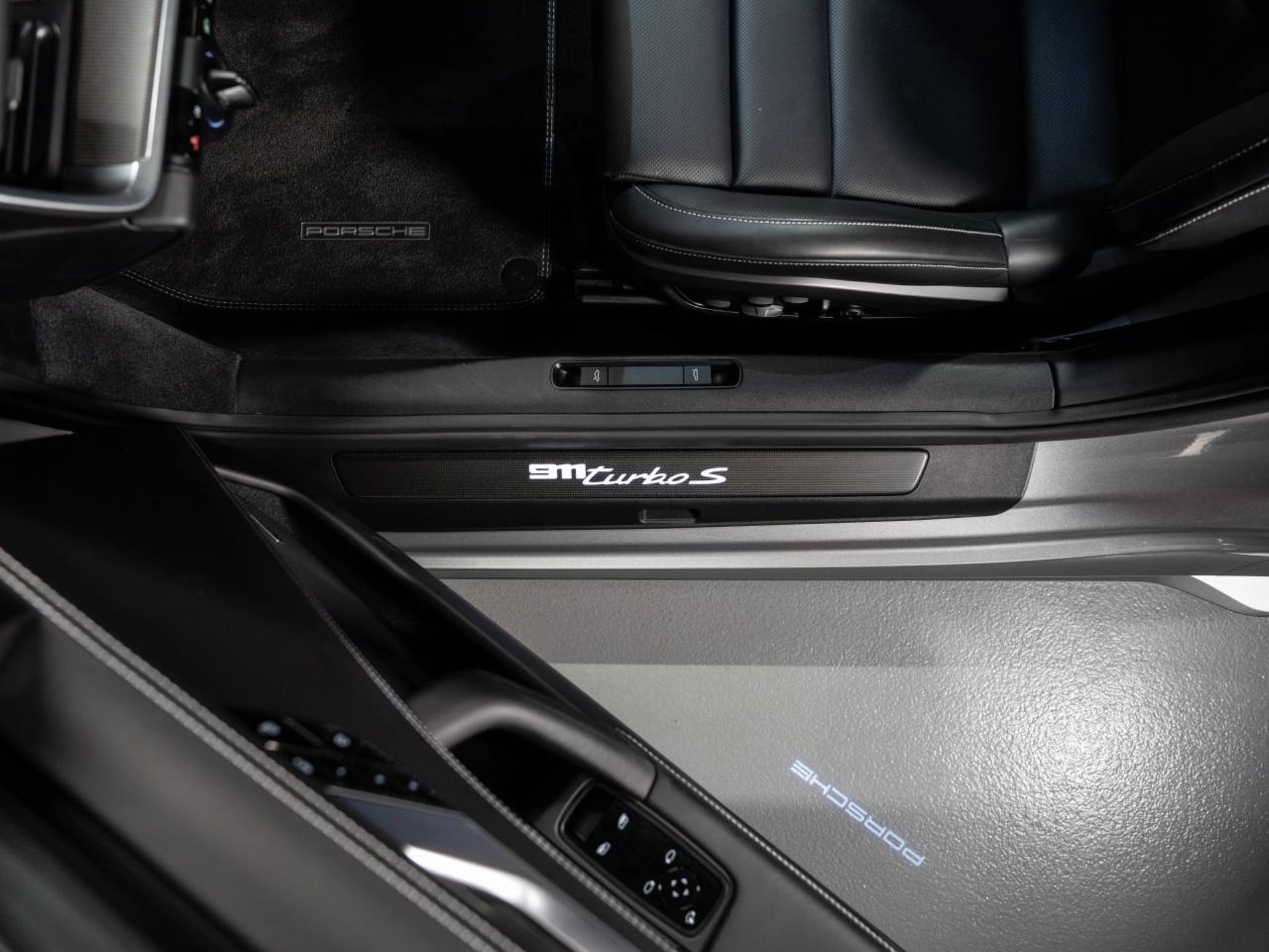 PORSCHE 911 Turbo S-image-23
