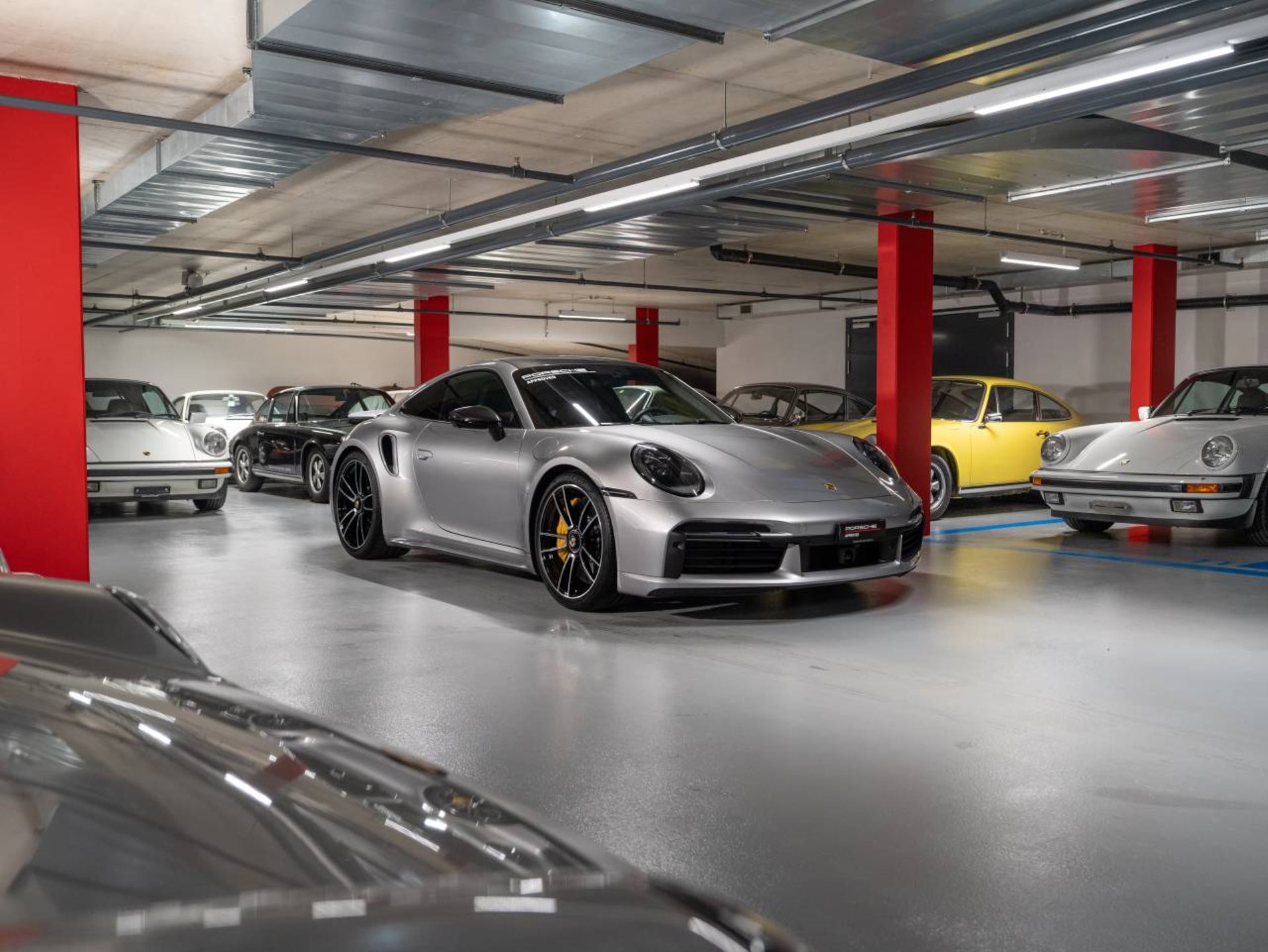 PORSCHE 911 Turbo S-showroom-element-2