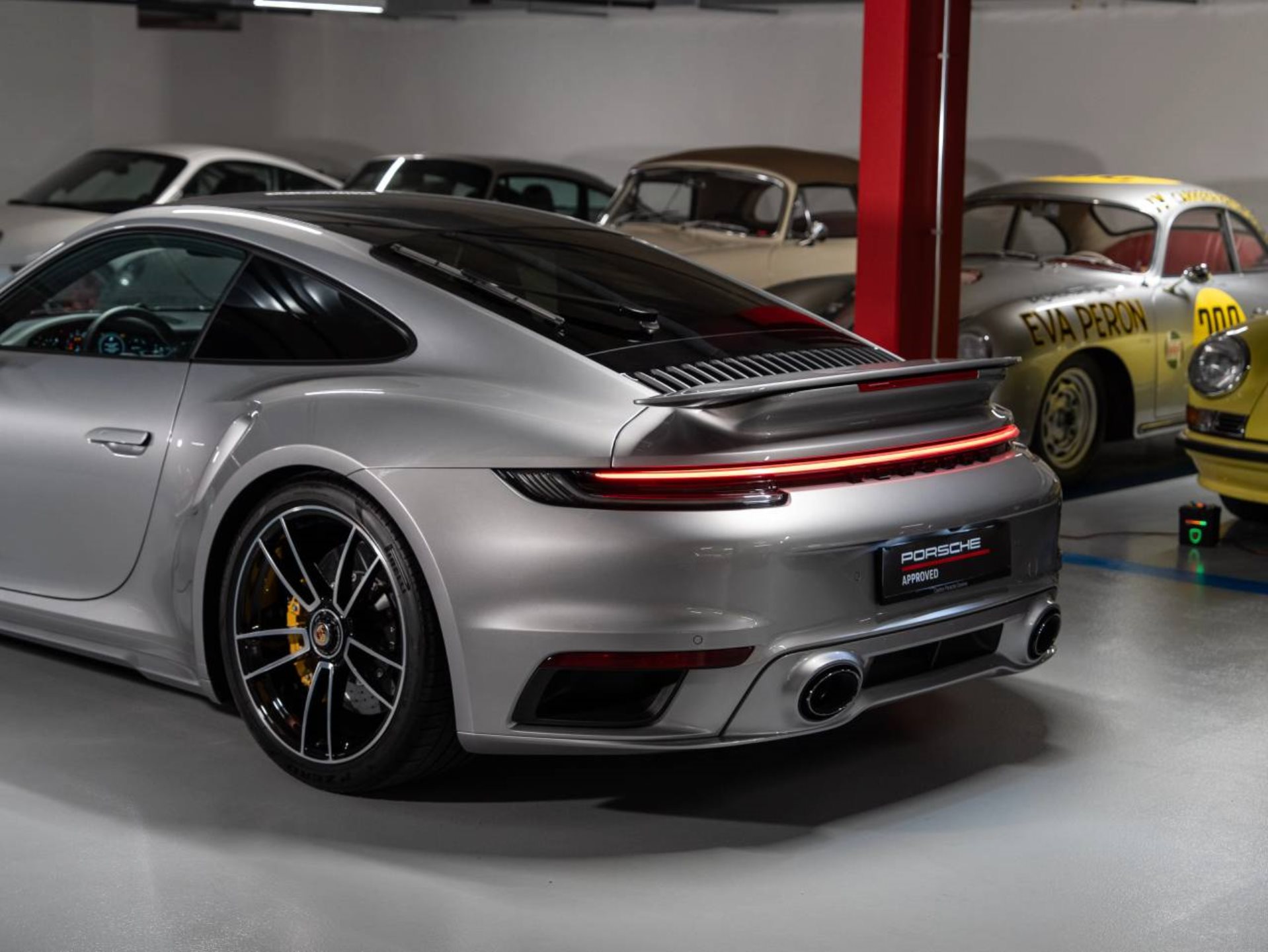 PORSCHE 911 Turbo S-image-7