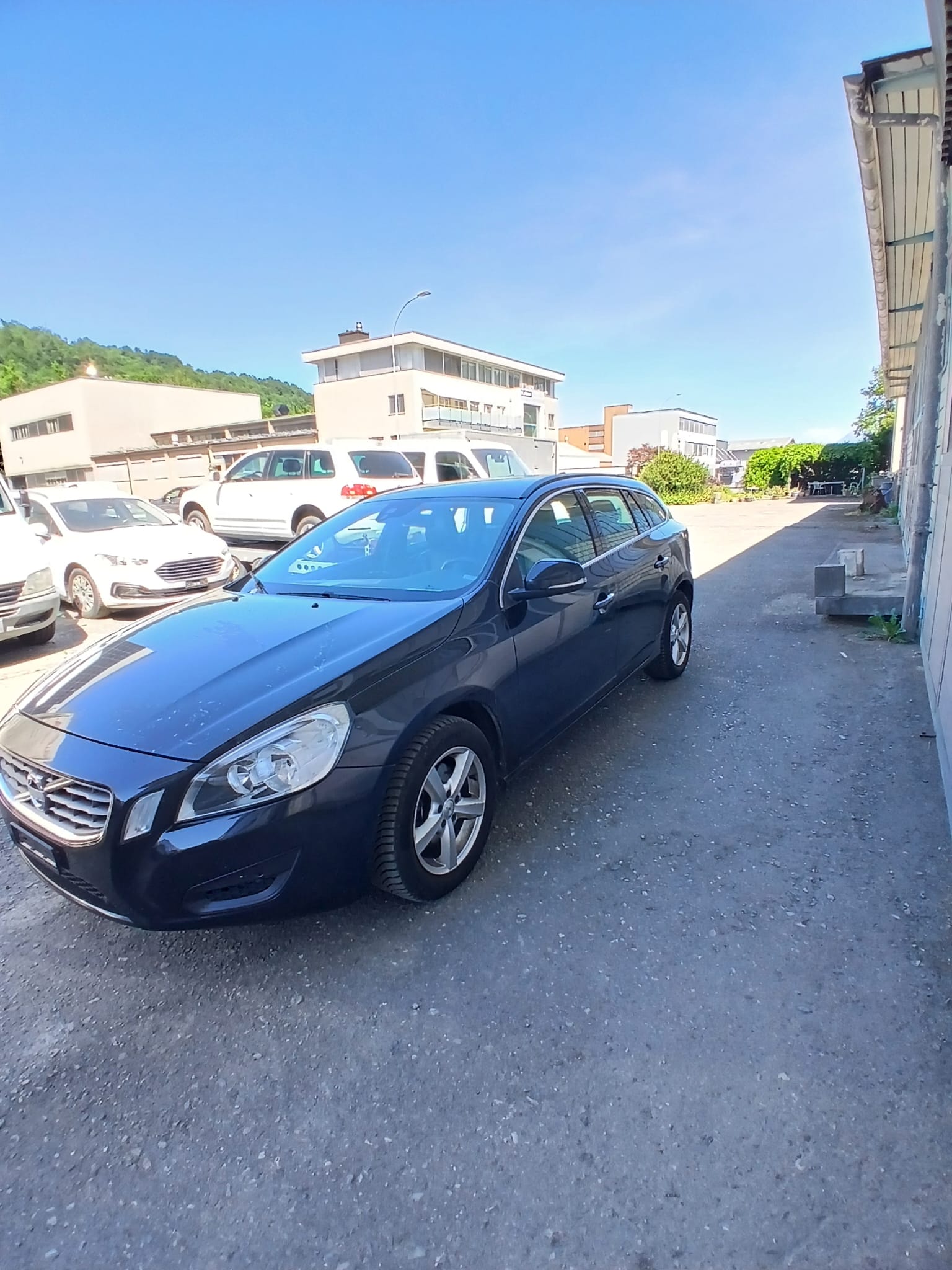VOLVO V60 D4 Momentum Geartronic-image-2