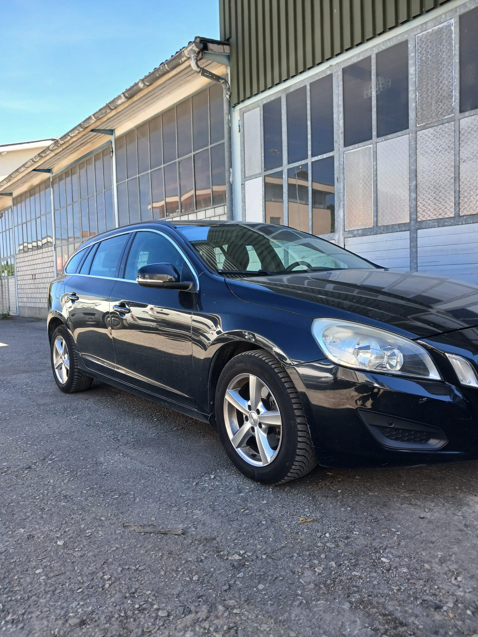 VOLVO V60 D4 Momentum Geartronic-image-1