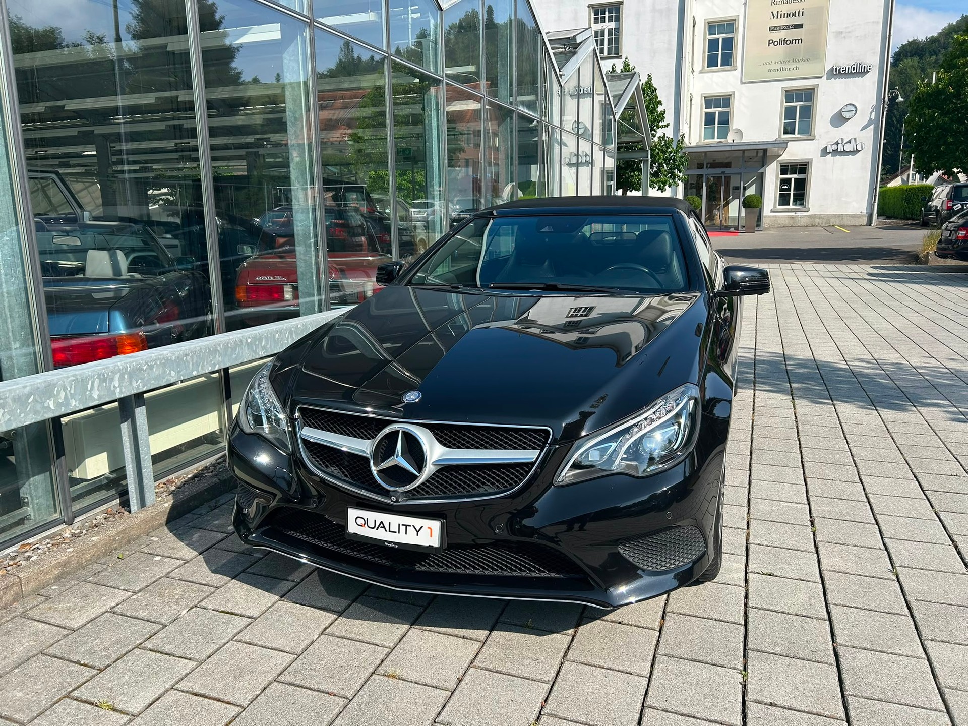 MERCEDES-BENZ E 250 7G-Tronic-showroom-element-1