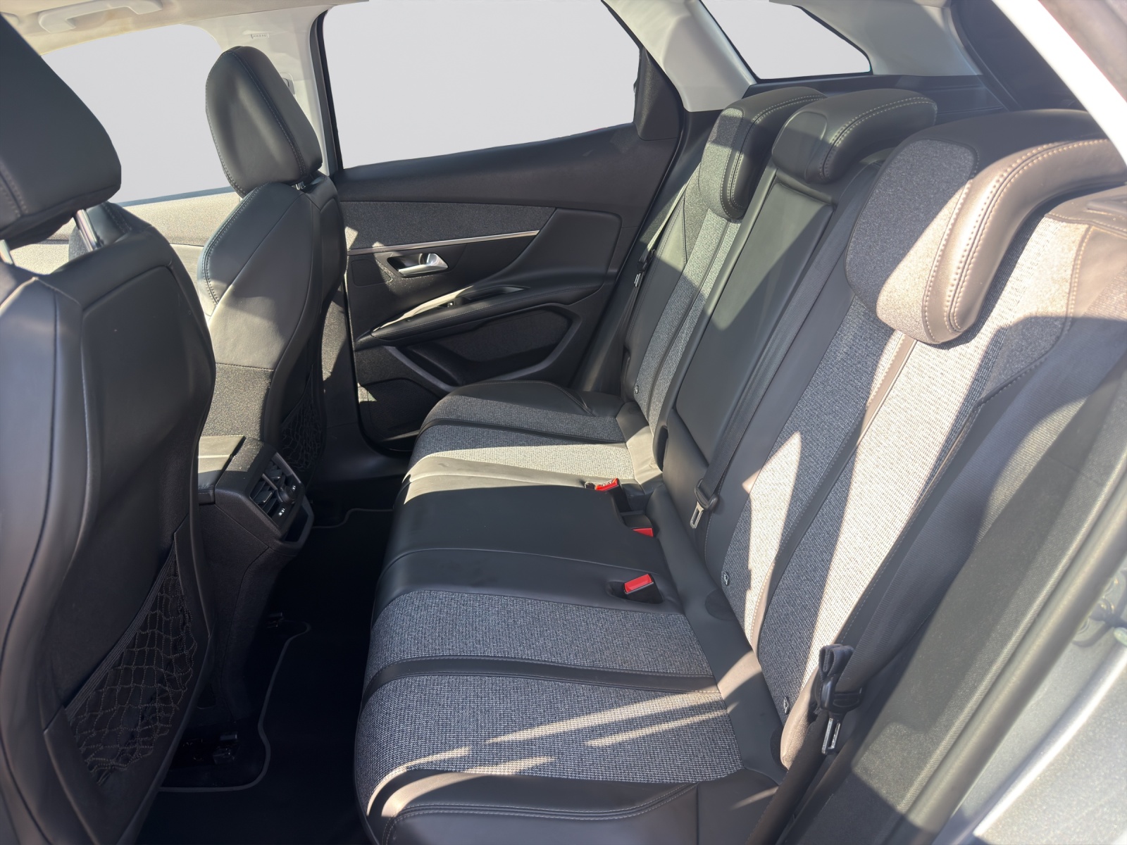 PEUGEOT 3008 1.2 PureTech Allure-image-7