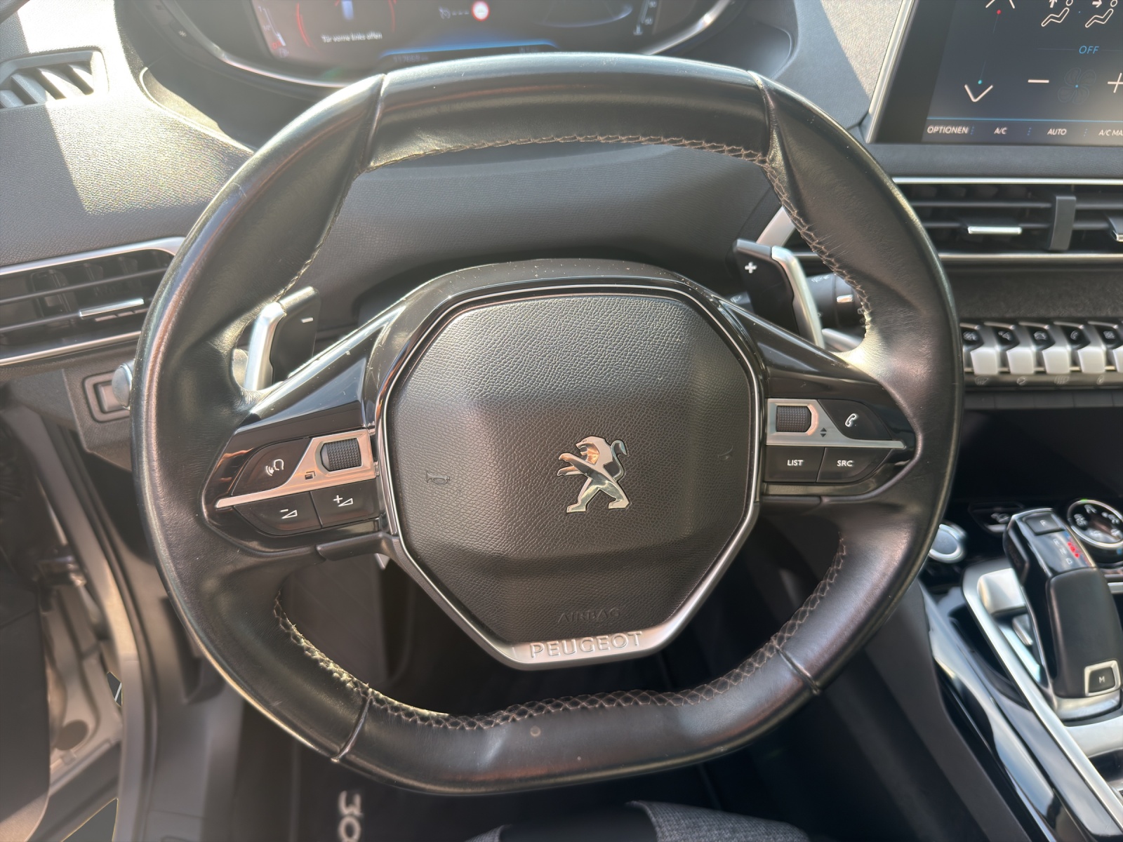PEUGEOT 3008 1.2 PureTech Allure-image-10
