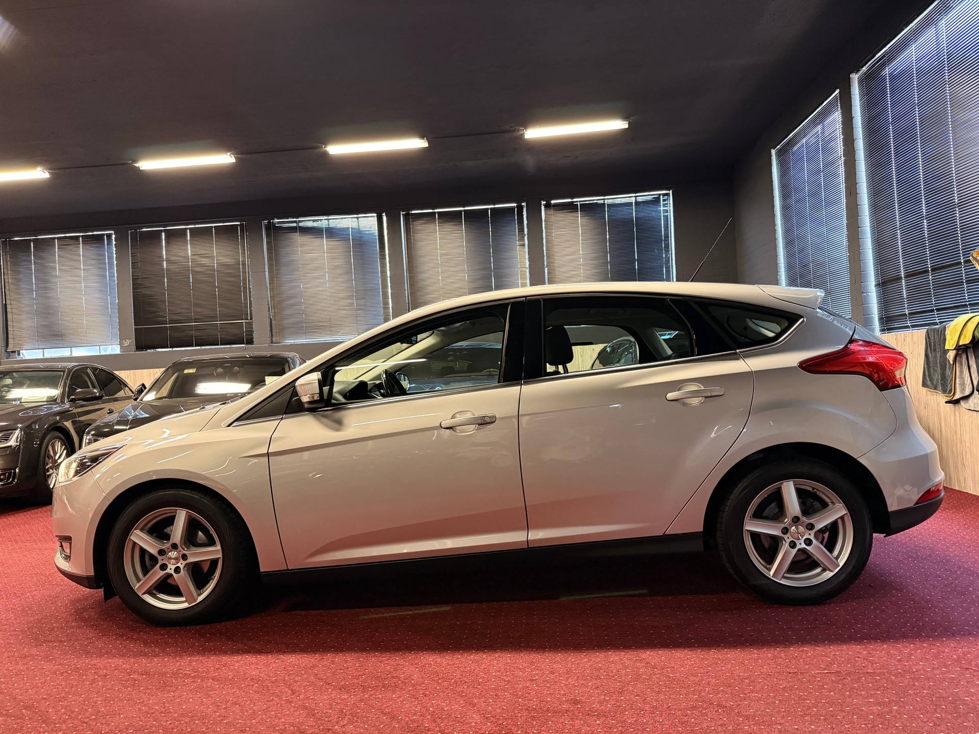 FORD Focus 1.0 SCTi Trend / ** Frisch ab MFK & Service / 8 Fach **-image-9