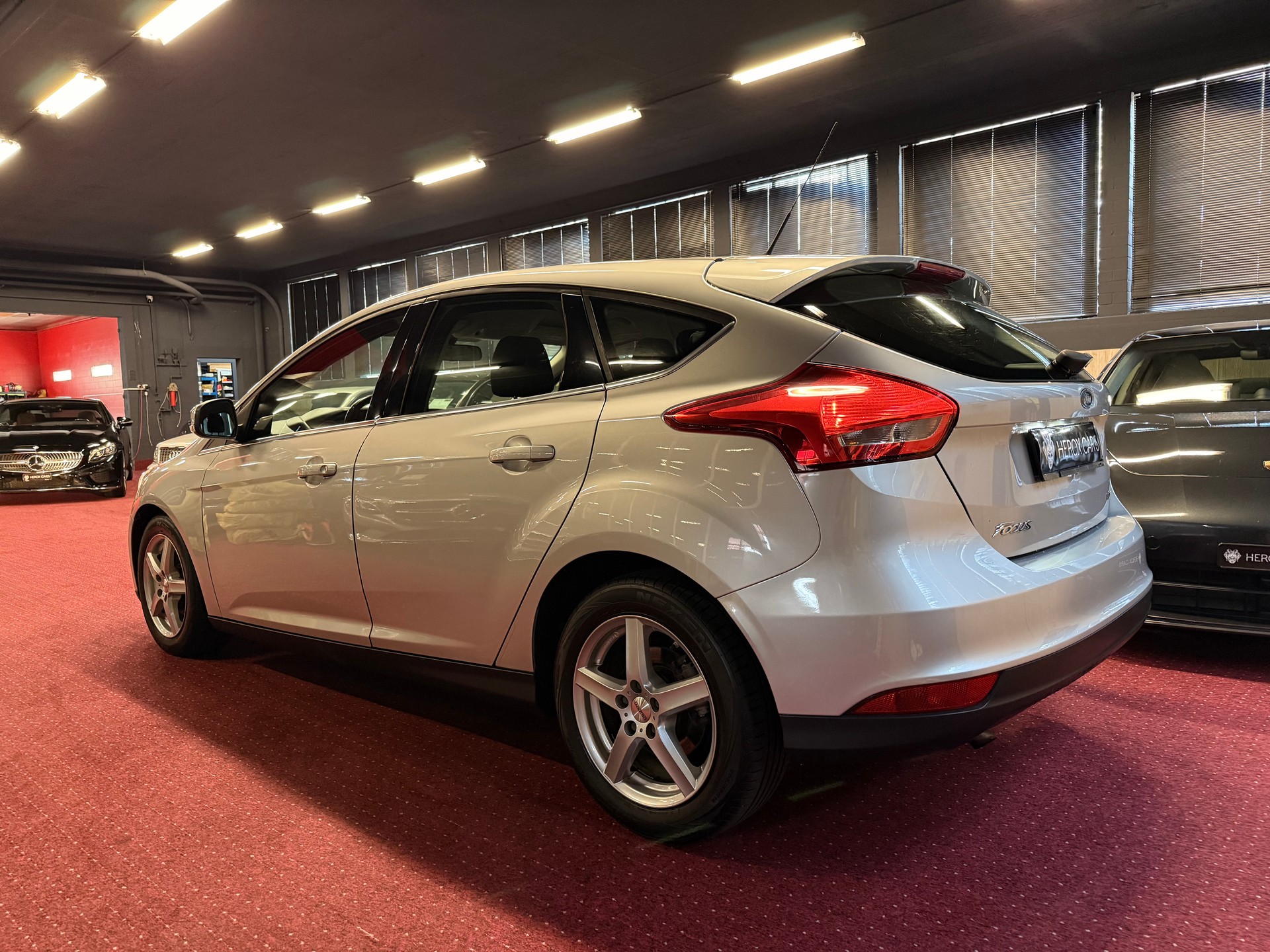 FORD Focus 1.0 SCTi Trend / ** Frisch ab MFK & Service / 8 Fach **-image-10
