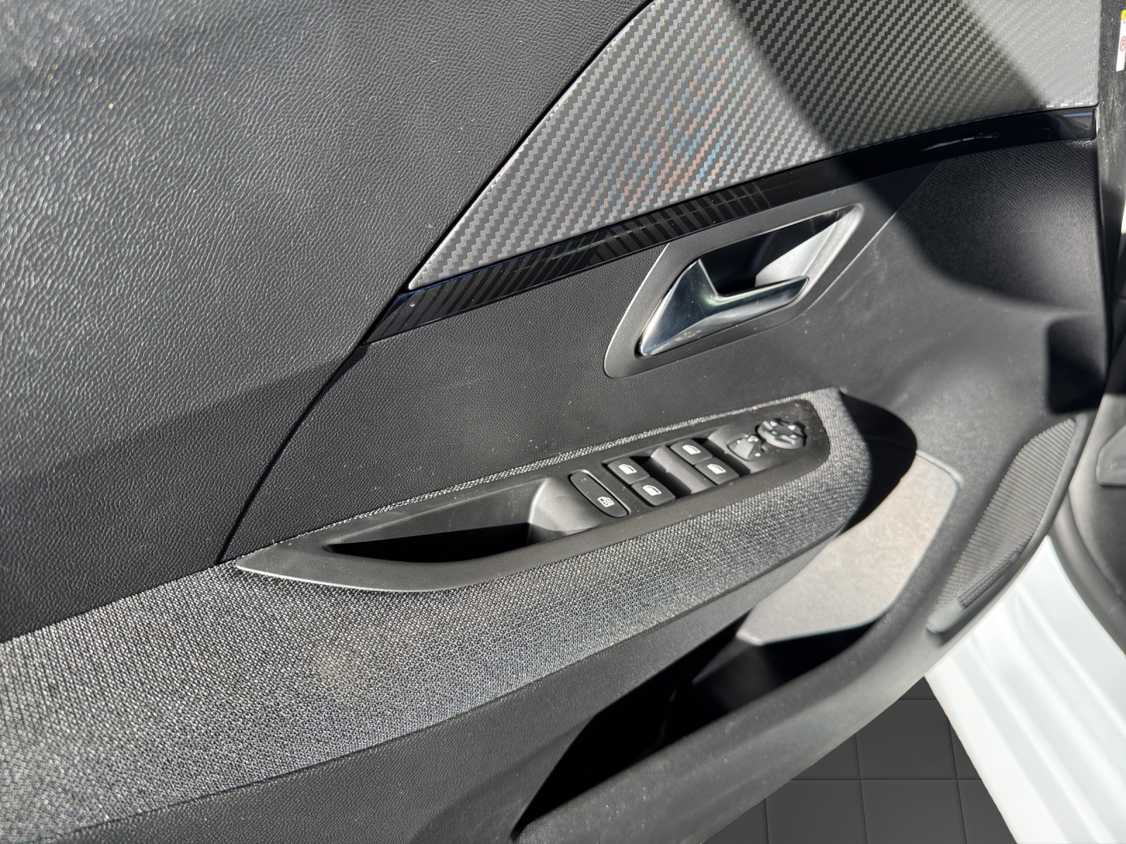 PEUGEOT 208 1.2 PureTech 100 Business-image-17