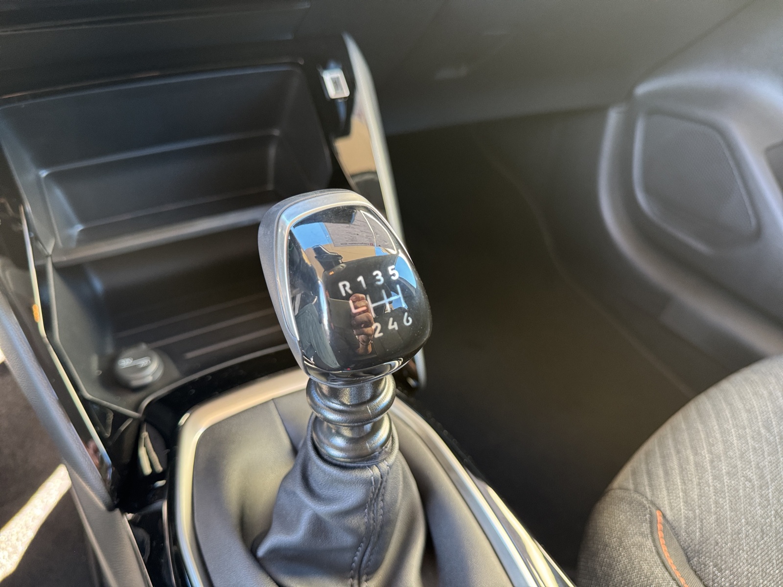 PEUGEOT 208 1.2 PureTech 100 Business-image-23