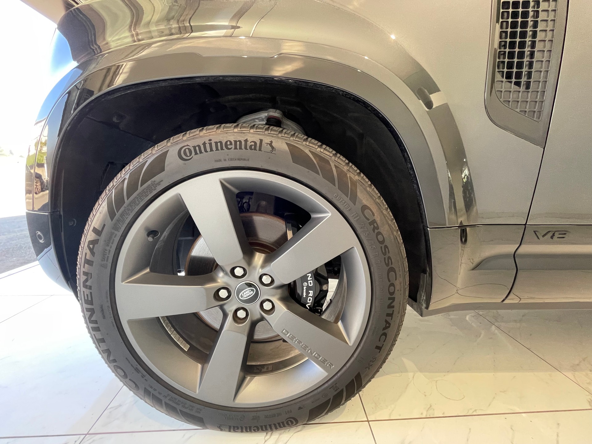 LAND ROVER Defender 110 525 V8 5.0 AT8-image-10
