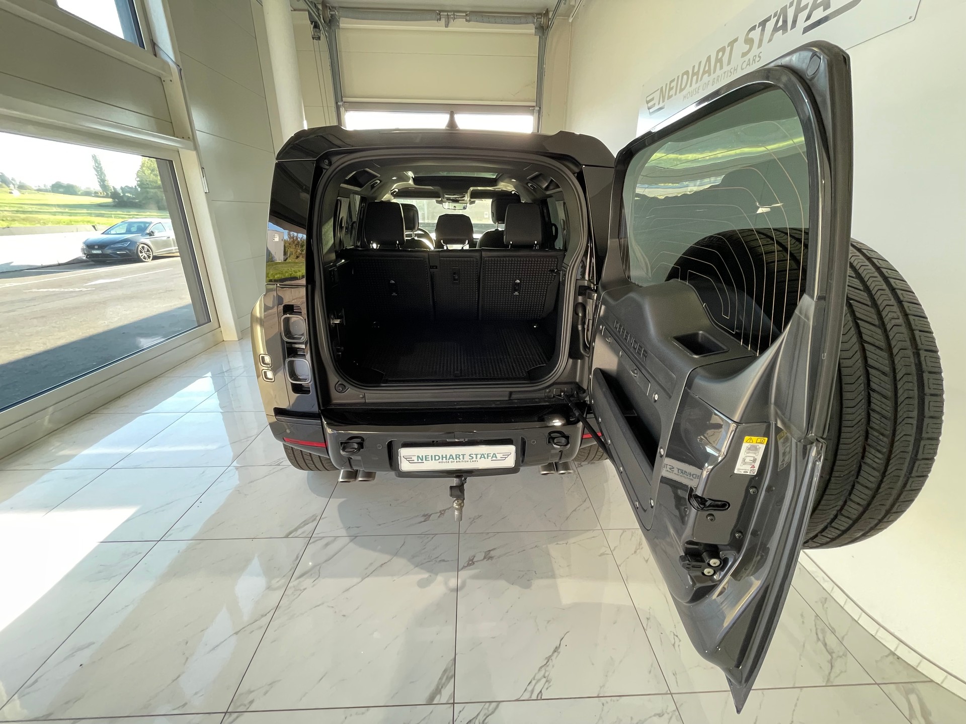 LAND ROVER Defender 110 525 V8 5.0 AT8-image-7