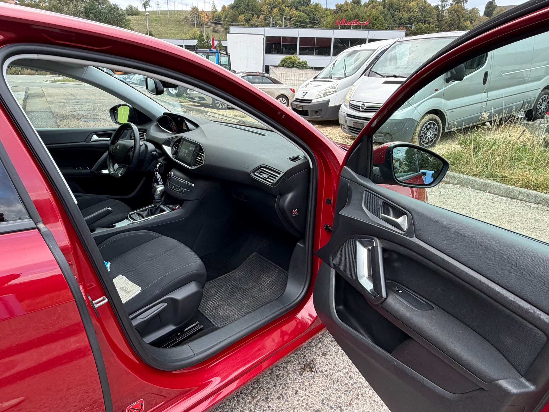 PEUGEOT 308 1.2 THP Style Automatic-image-6