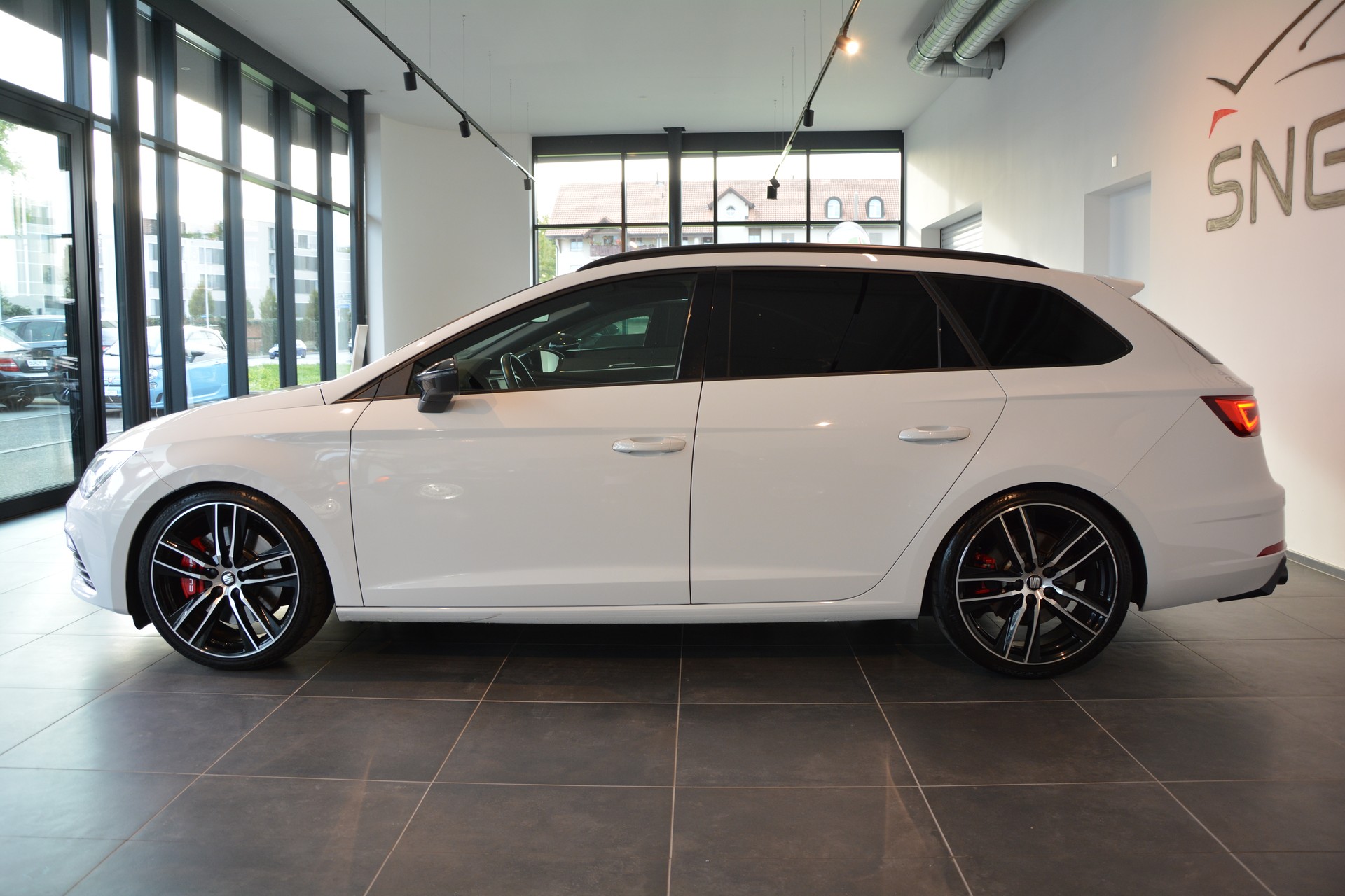 SEAT Leon ST 2.0 TSI Cupra 300 4 Drive DSG-showroom-element-2