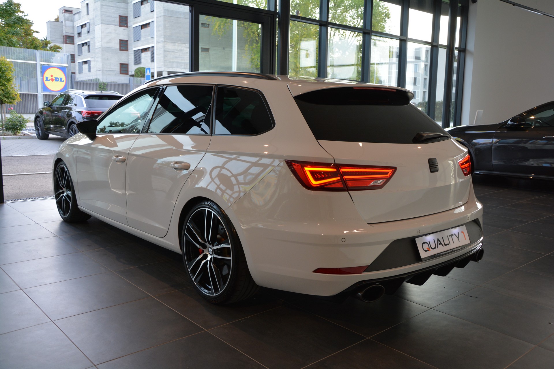 SEAT Leon ST 2.0 TSI Cupra 300 4 Drive DSG-showroom-element-3