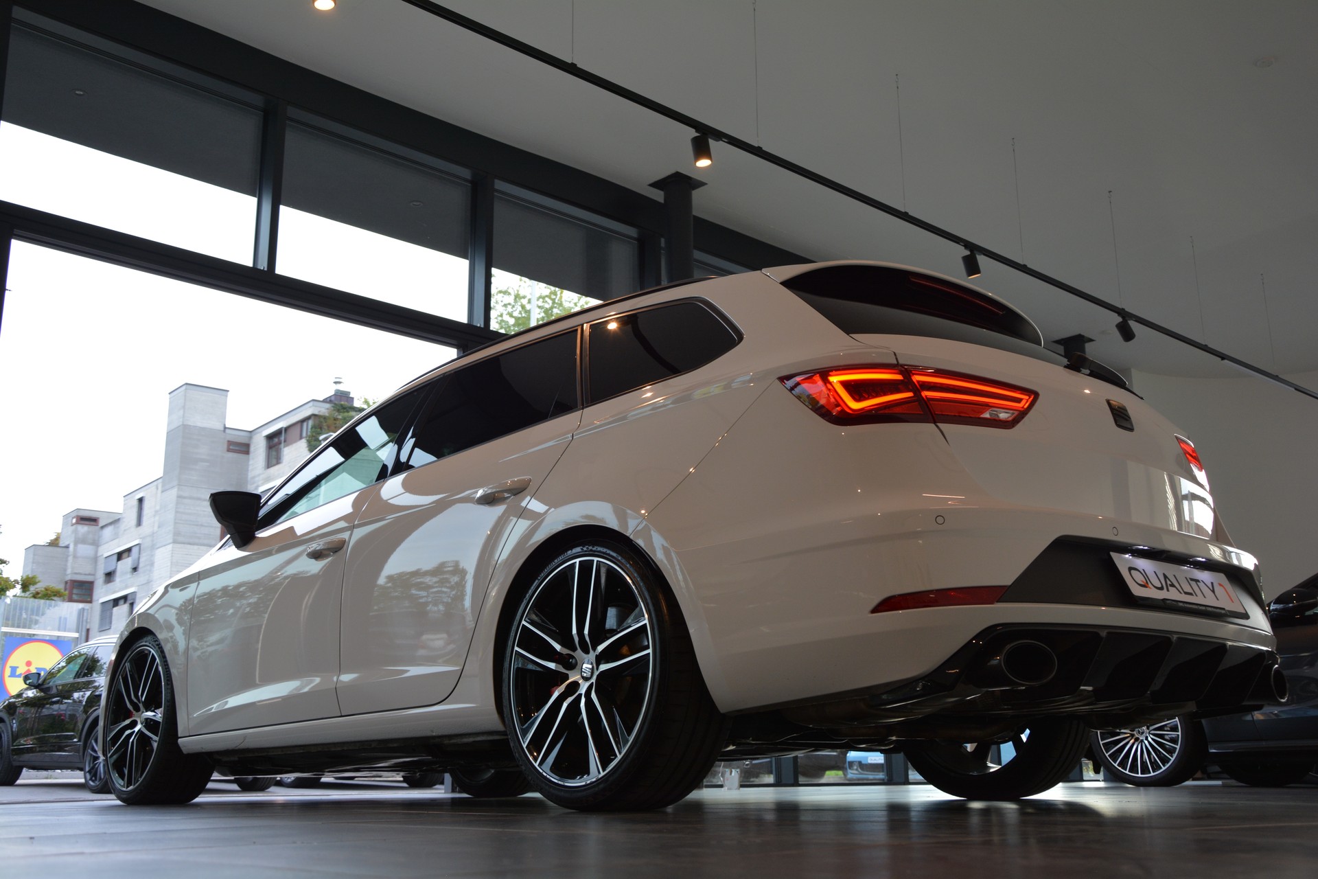 SEAT Leon ST 2.0 TSI Cupra 300 4 Drive DSG-image-19