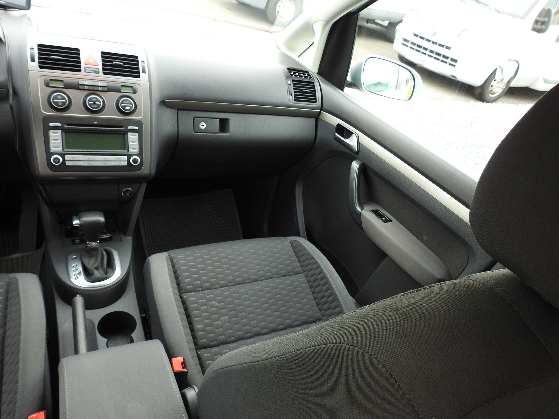 VW Touran 2.0 TDI Trendline-image-18
