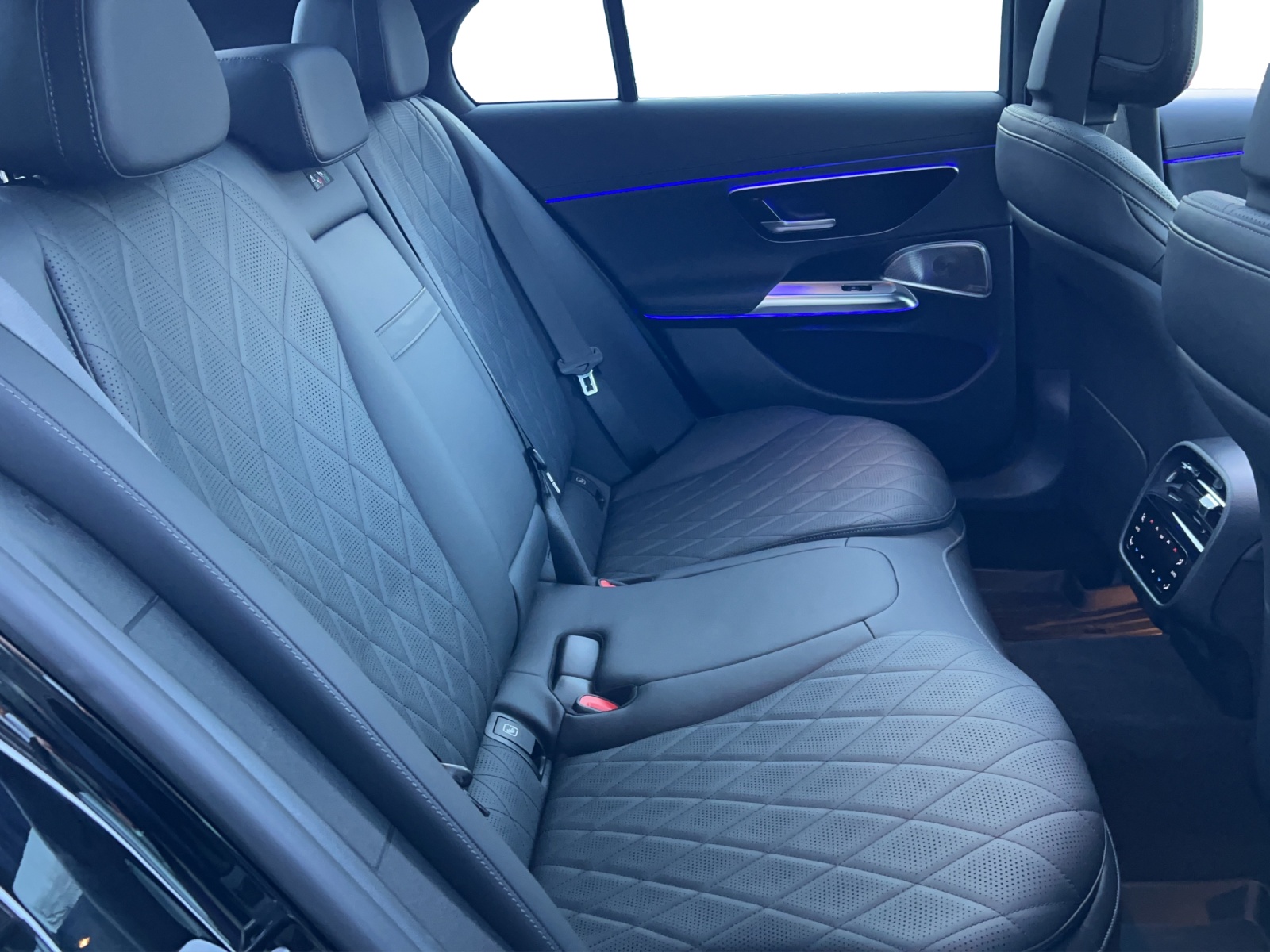 MERCEDES-BENZ E 400 e 4Matic 9G-Tronic-image-18