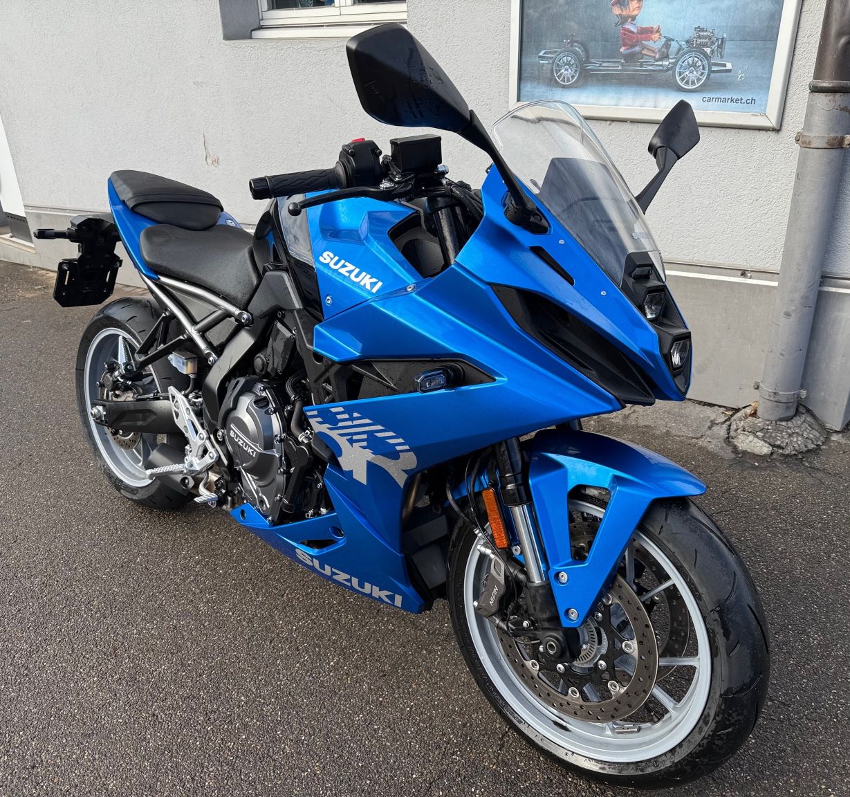SUZUKI GSX-8R