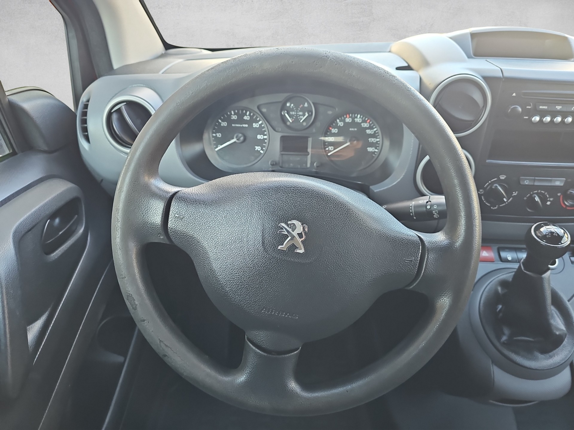 PEUGEOT Partner 1.6 e-HDI Urban Pack-image-8