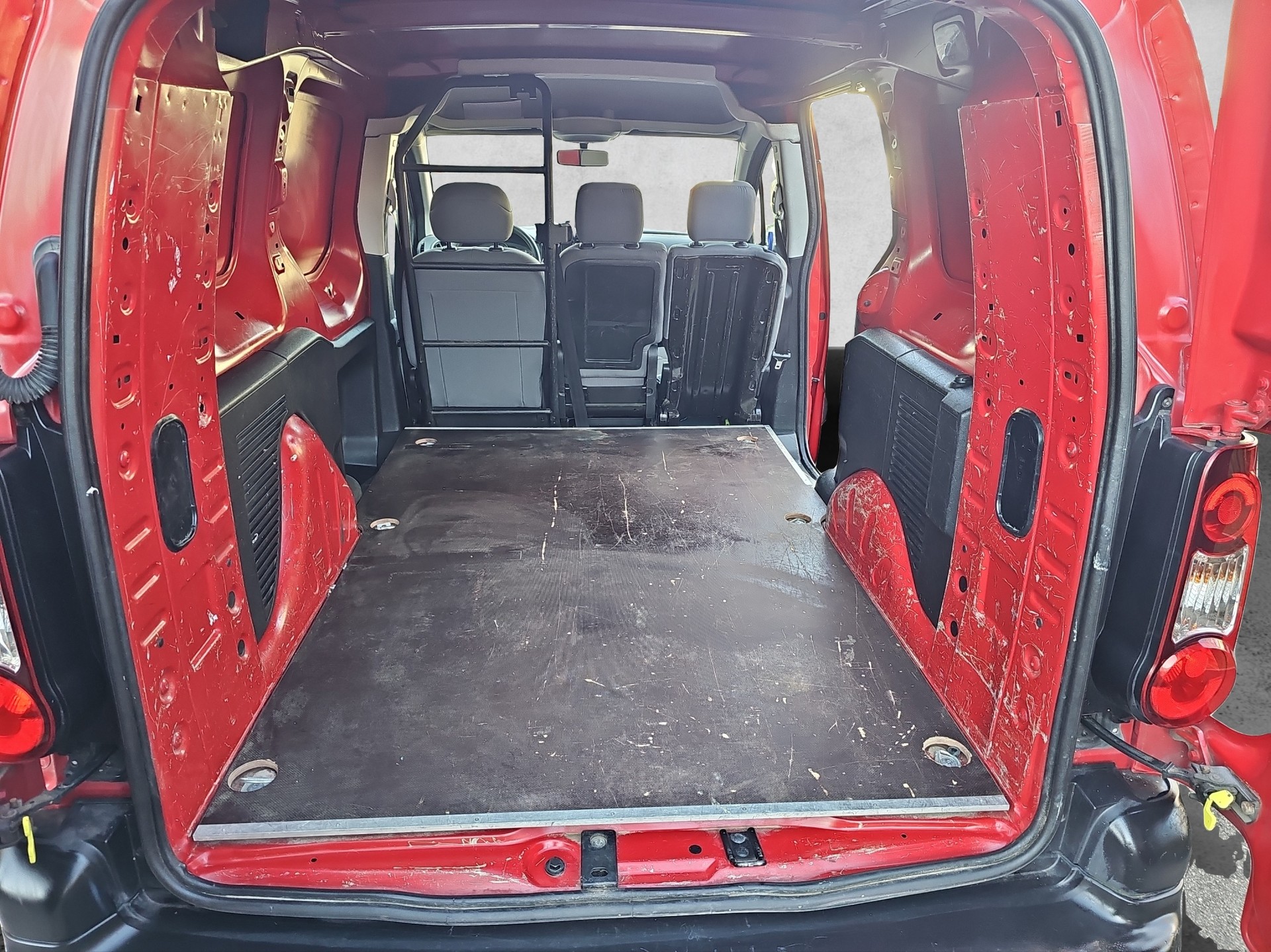 PEUGEOT Partner 1.6 e-HDI Urban Pack-image-14