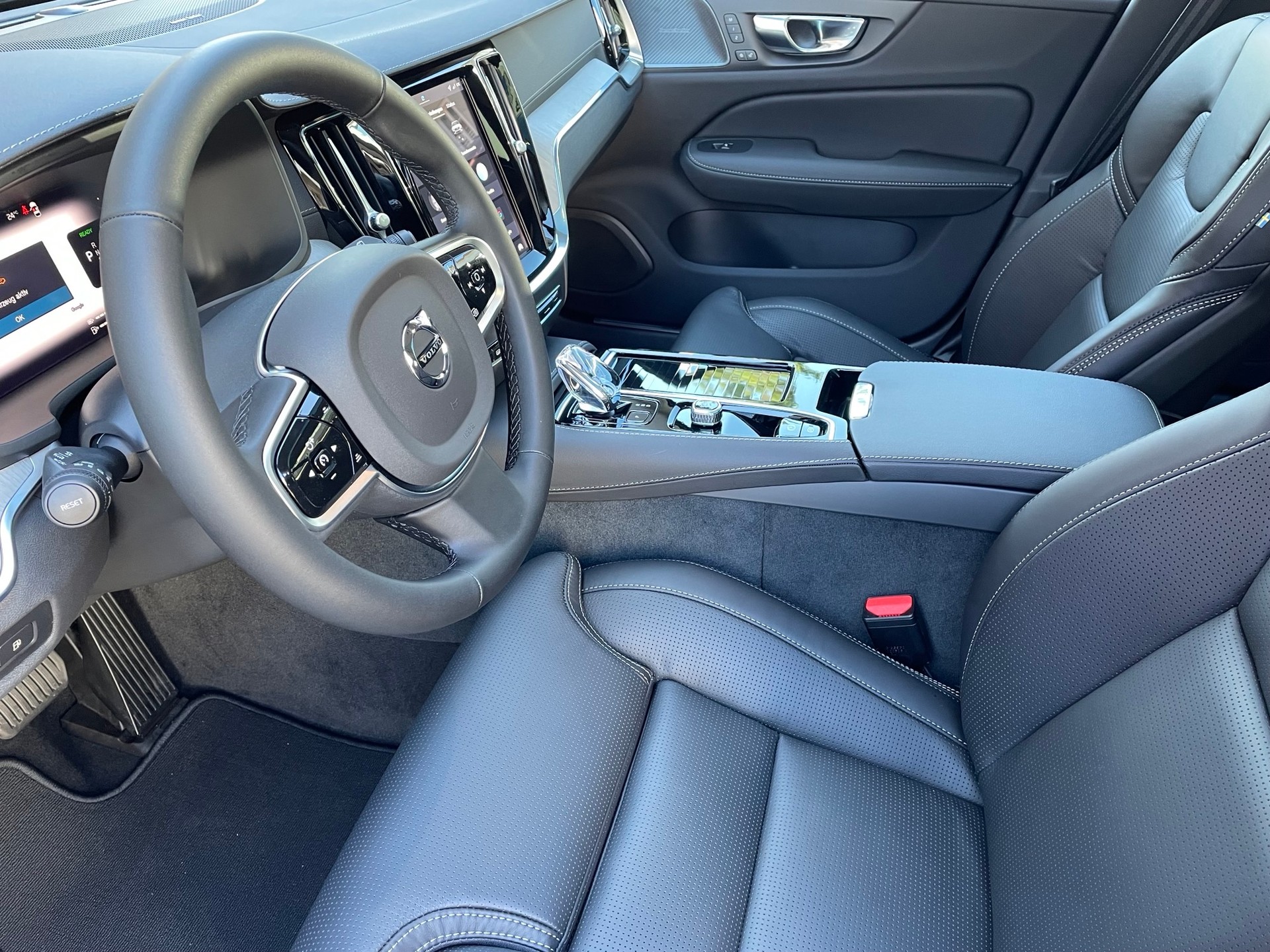 VOLVO V60 2.0 T6 TE Ultra Dark eAWD-showroom-element-3