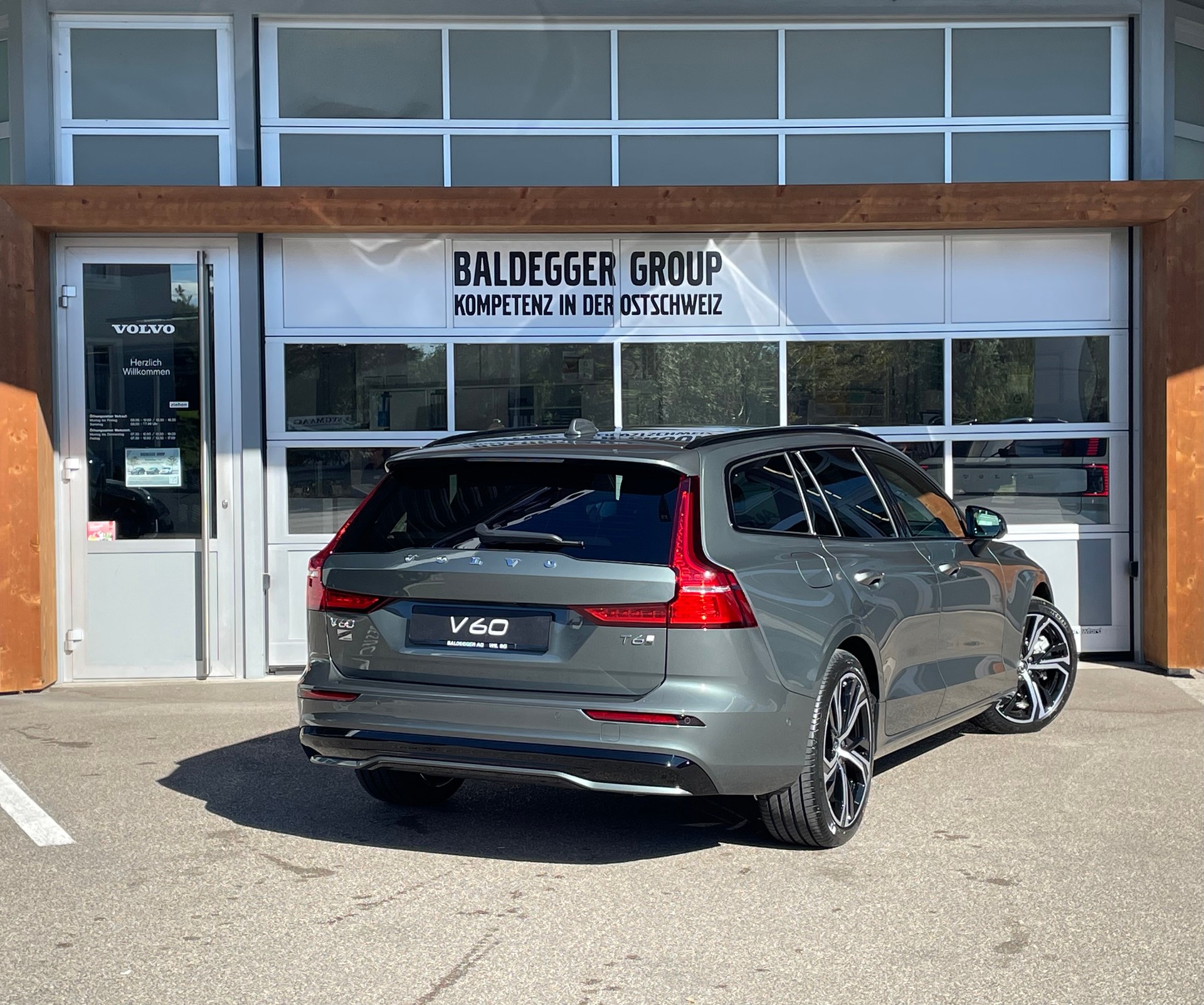 VOLVO V60 2.0 T6 TE Ultra Dark eAWD-showroom-element-2