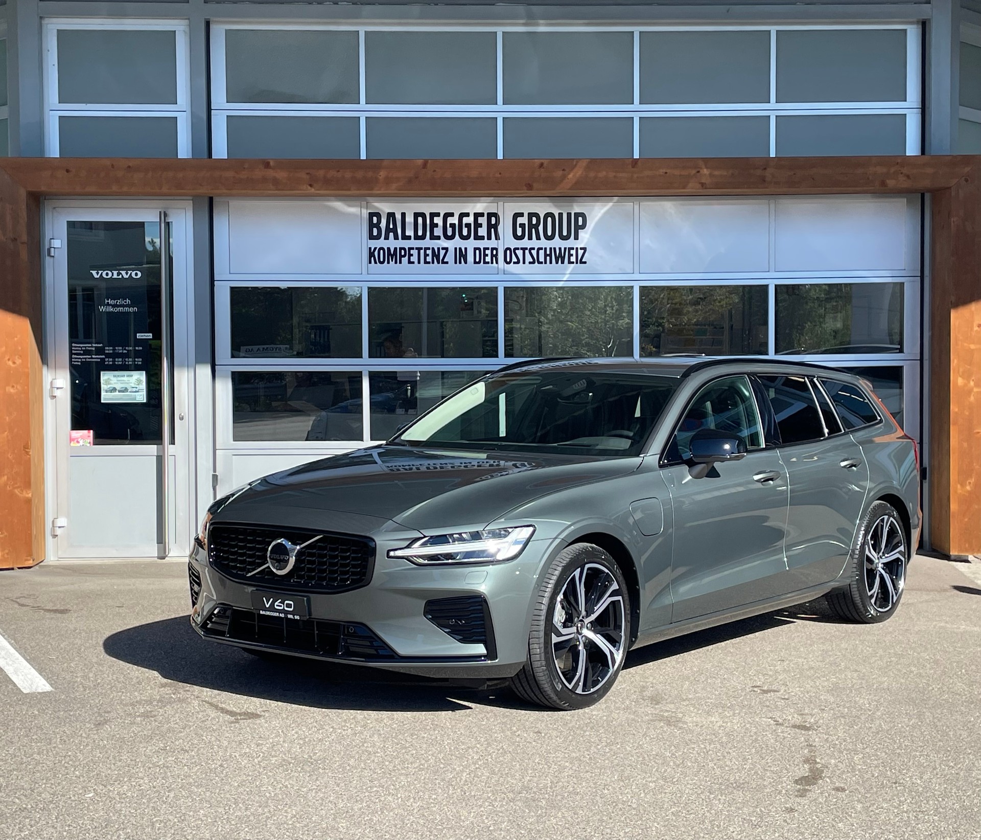 VOLVO V60 2.0 T6 TE Ultra Dark eAWD-showroom-element-1