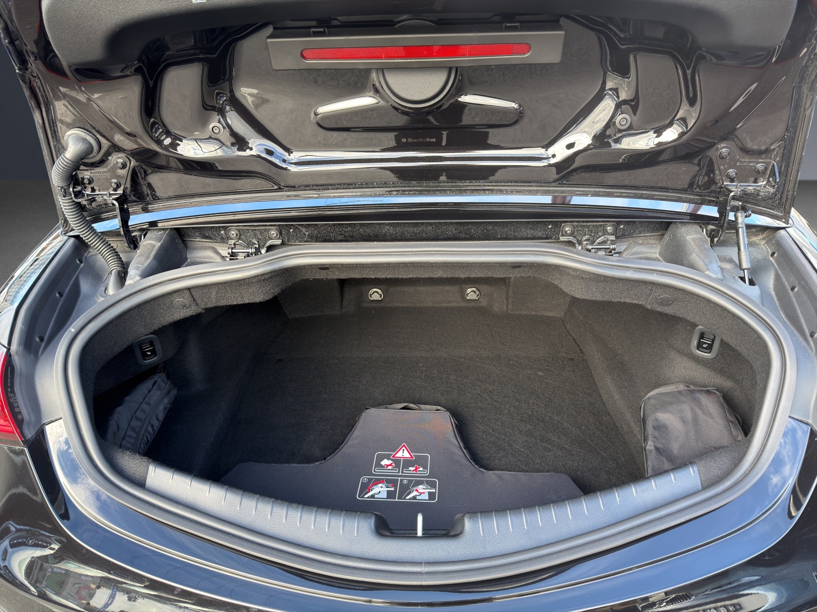 MERCEDES-BENZ CLE 300 Cabrio 4Matic 9G-Tronic-image-11