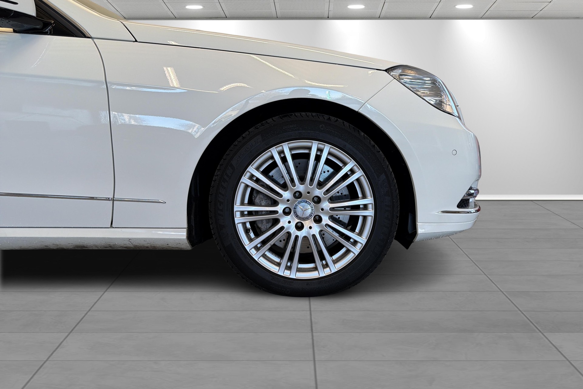 MERCEDES-BENZ E 500 Elégance 4Matic 7G-Tronic-showroom-element-3
