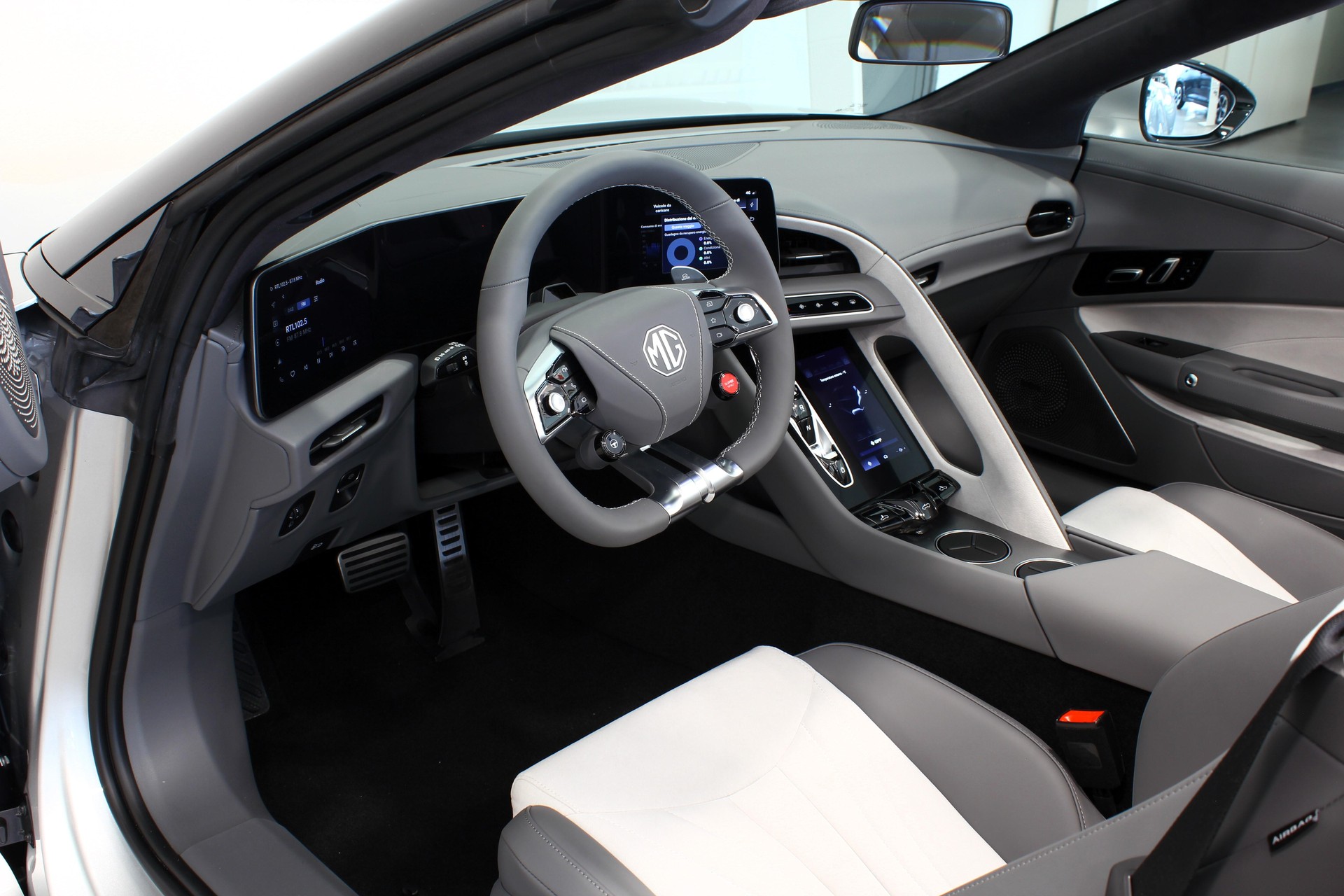 MG Cyberster 77kWh-image-15