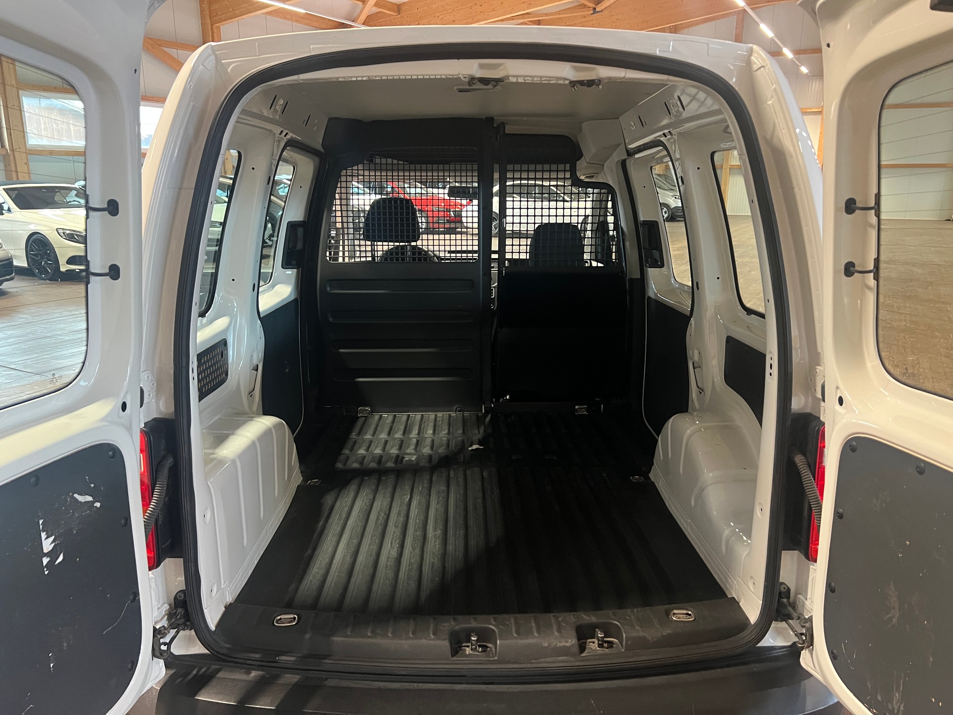 VW Caddy 2.0TDI 4Motion BlueMotion Technology DSG-image-14