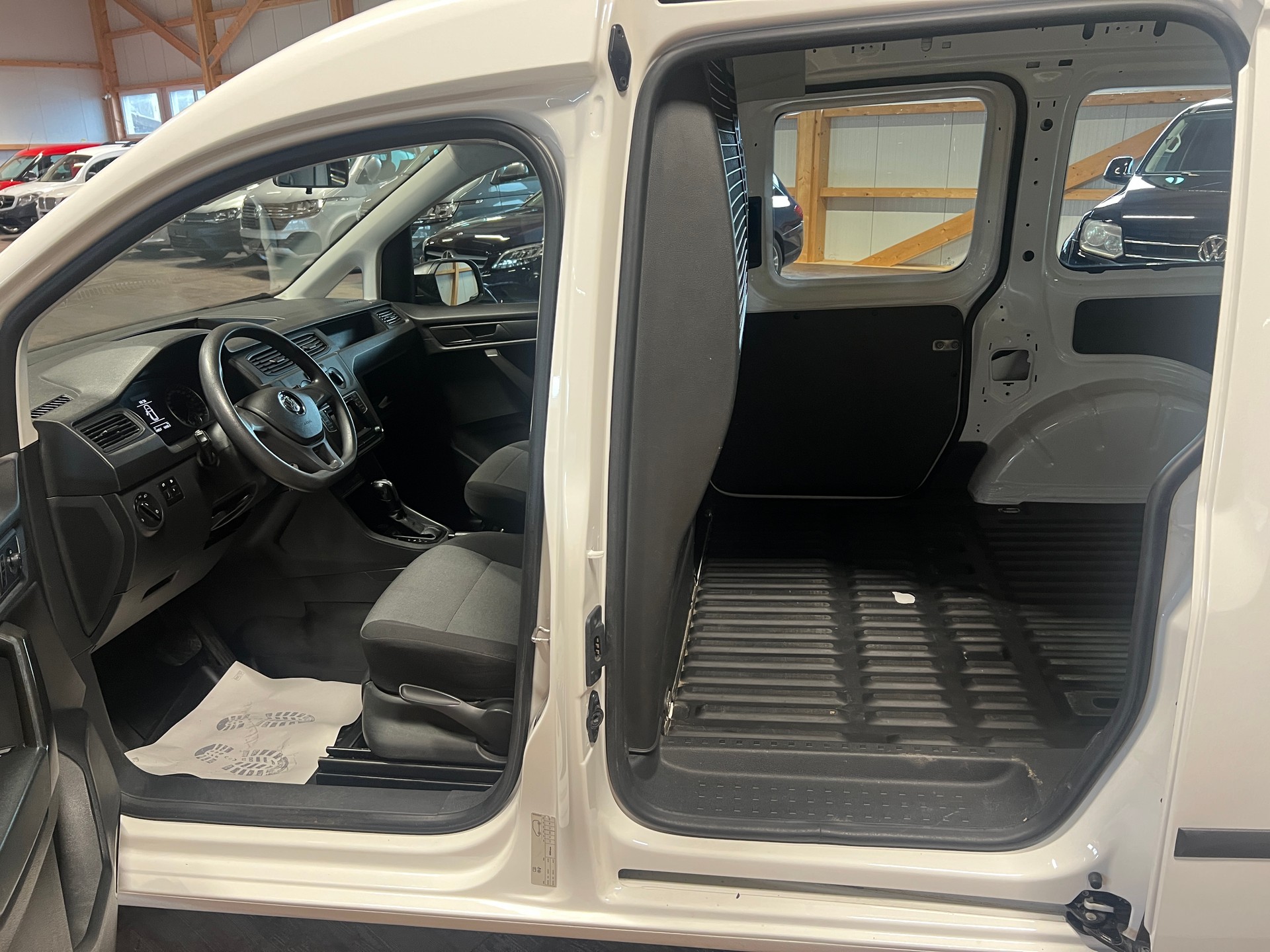 VW Caddy 2.0TDI 4Motion BlueMotion Technology DSG-image-10
