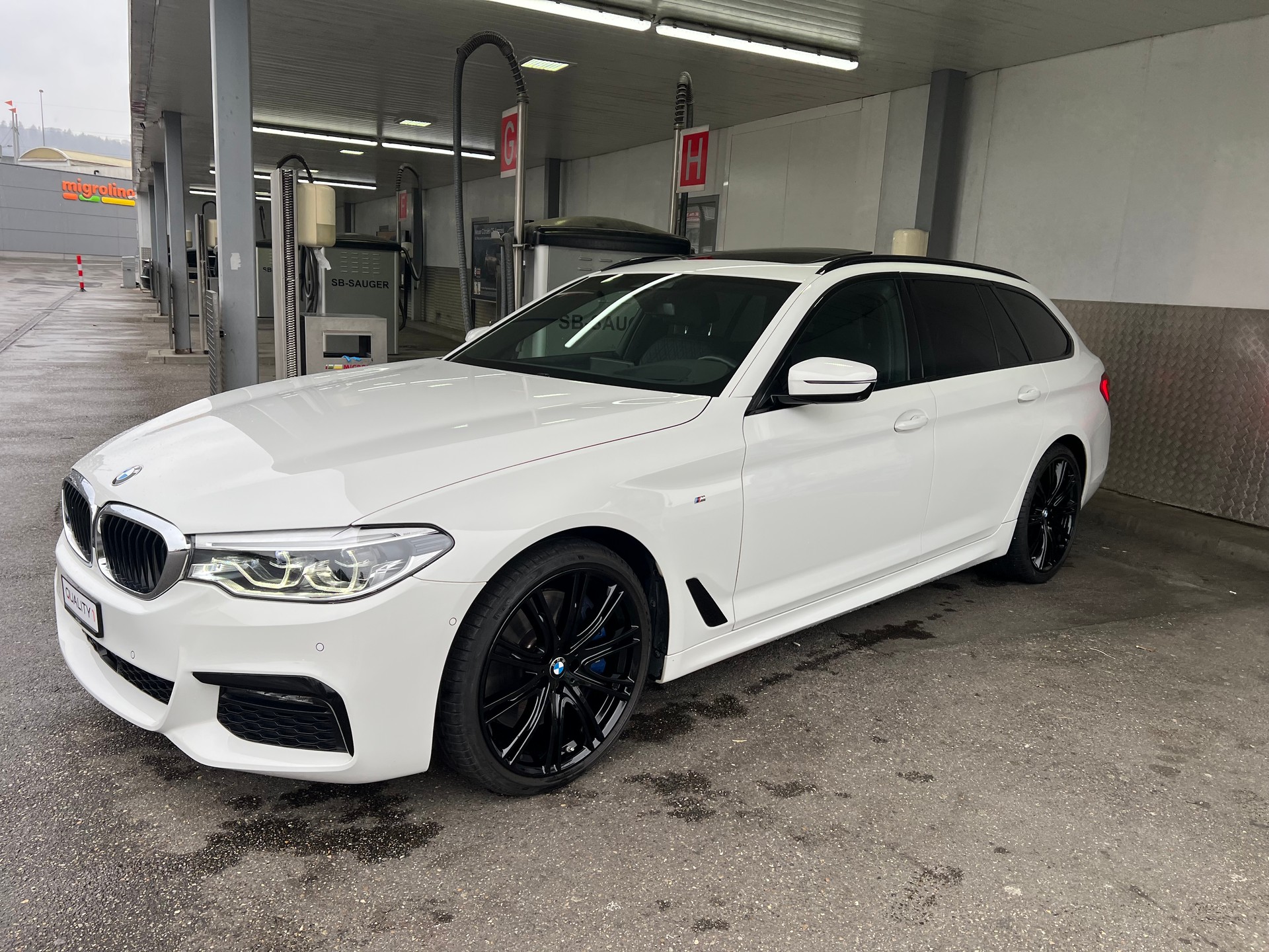 BMW 540d xDrive Touring-M Sportpaket- Steptronic--360°Kamera-showroom-element-1