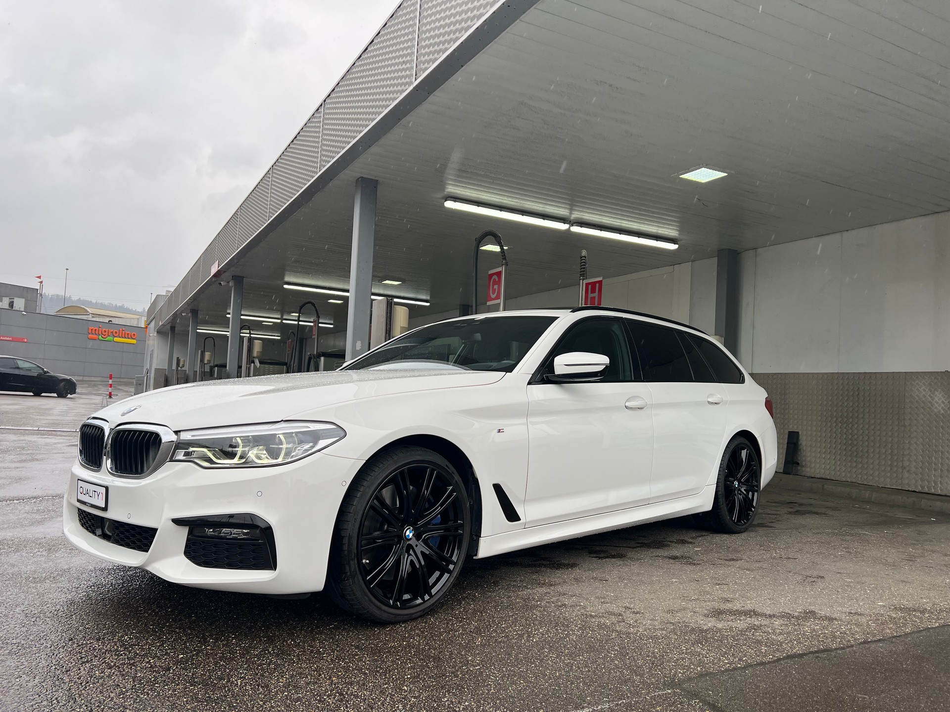 BMW 540d xDrive Touring-M Sportpaket- Steptronic--360°Kamera-showroom-element-3
