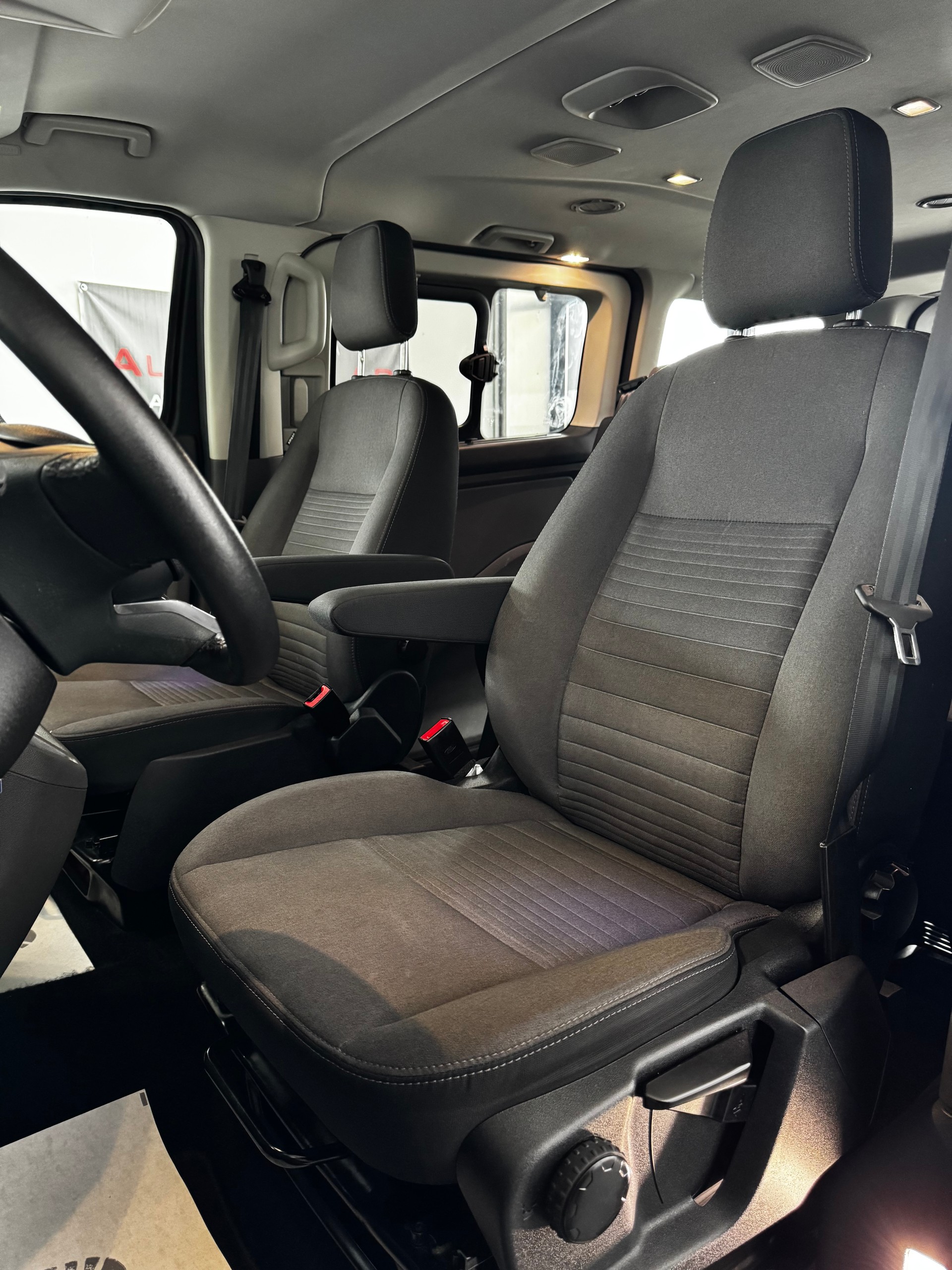 FORD Tourneo Custom 320 L1H1 Titanium PHEV-image-14