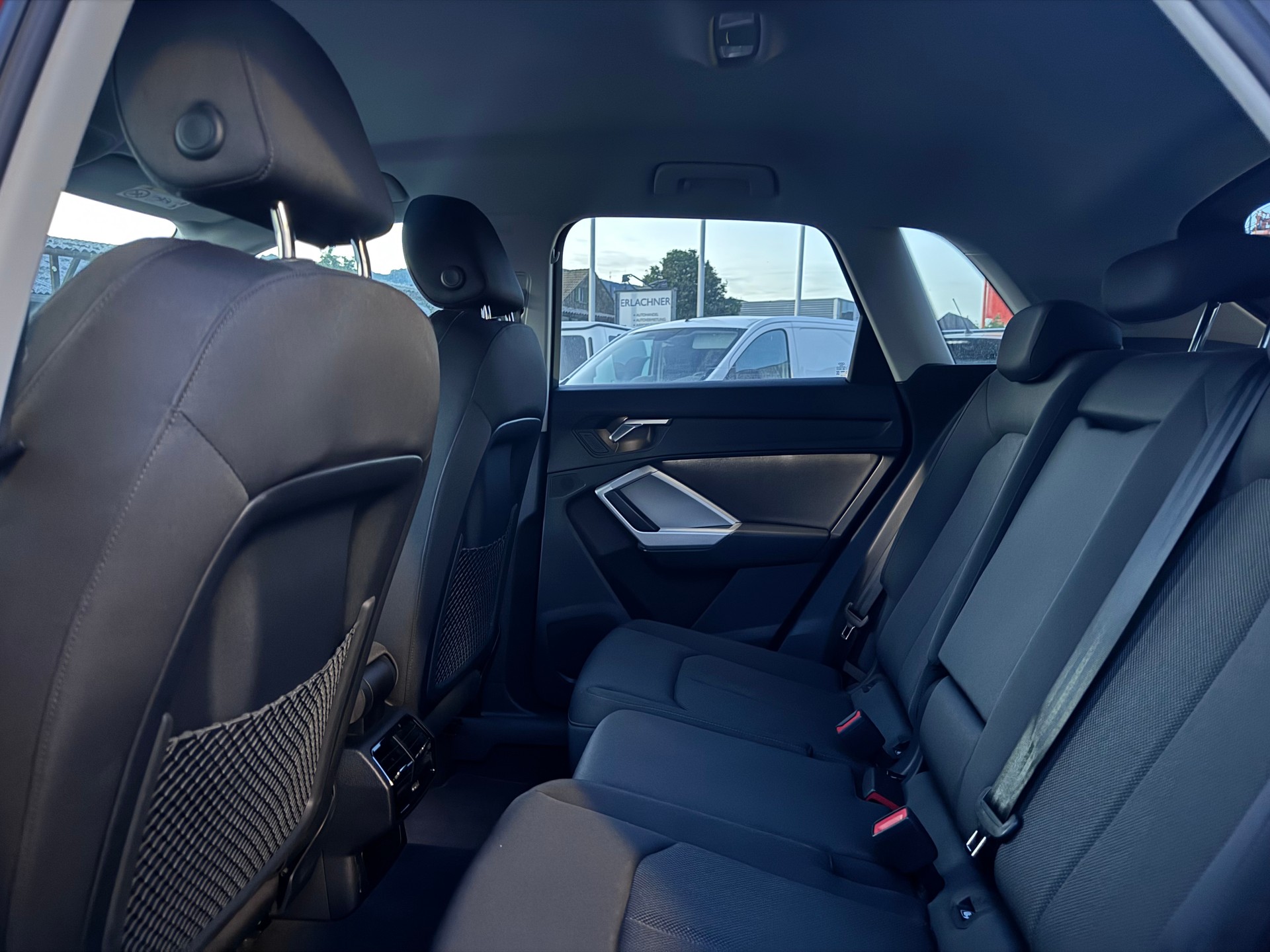 AUDI Q3 35 TDI S line quattro S-tronic-image-6