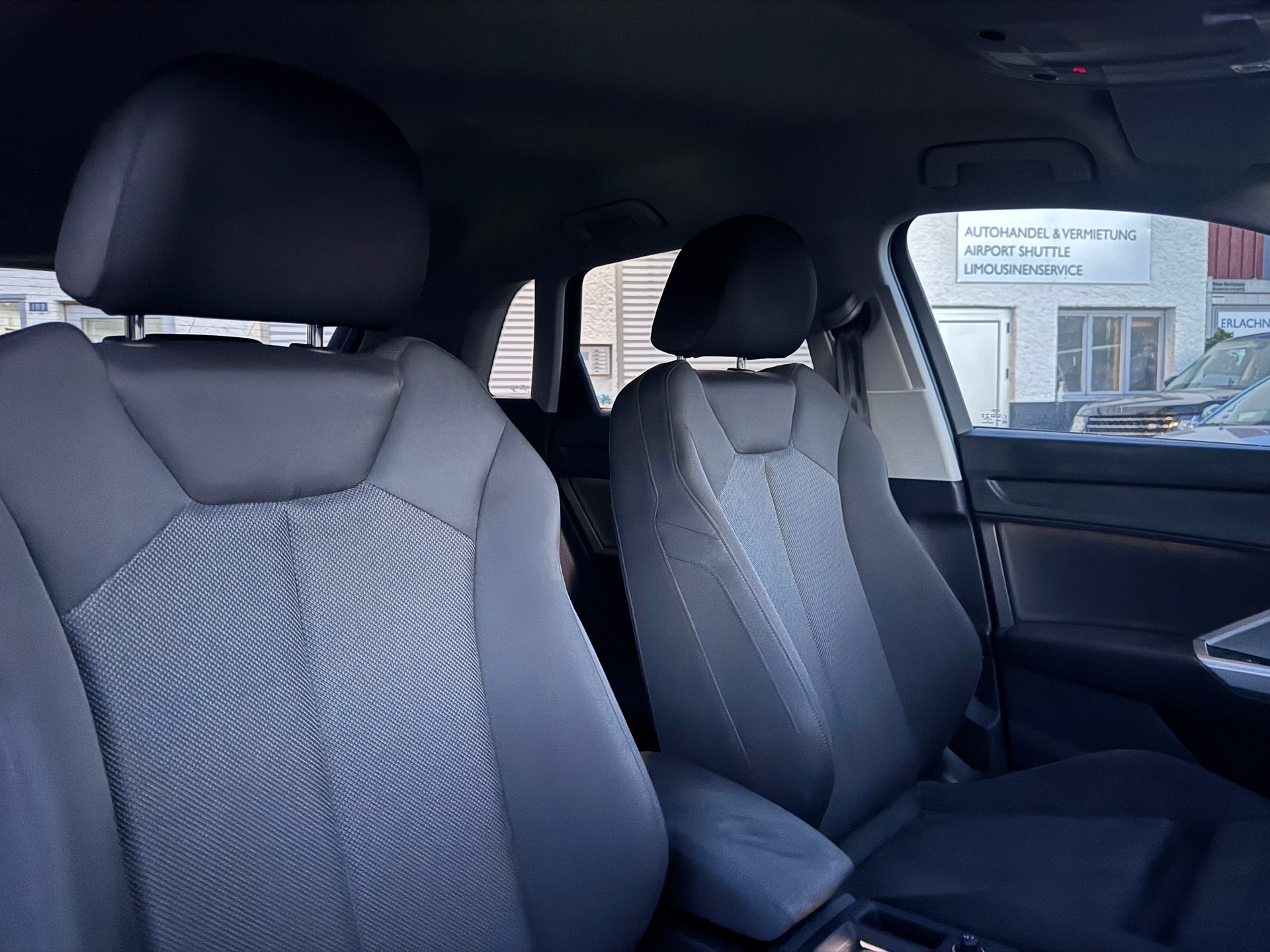 AUDI Q3 35 TDI S line quattro S-tronic-image-12