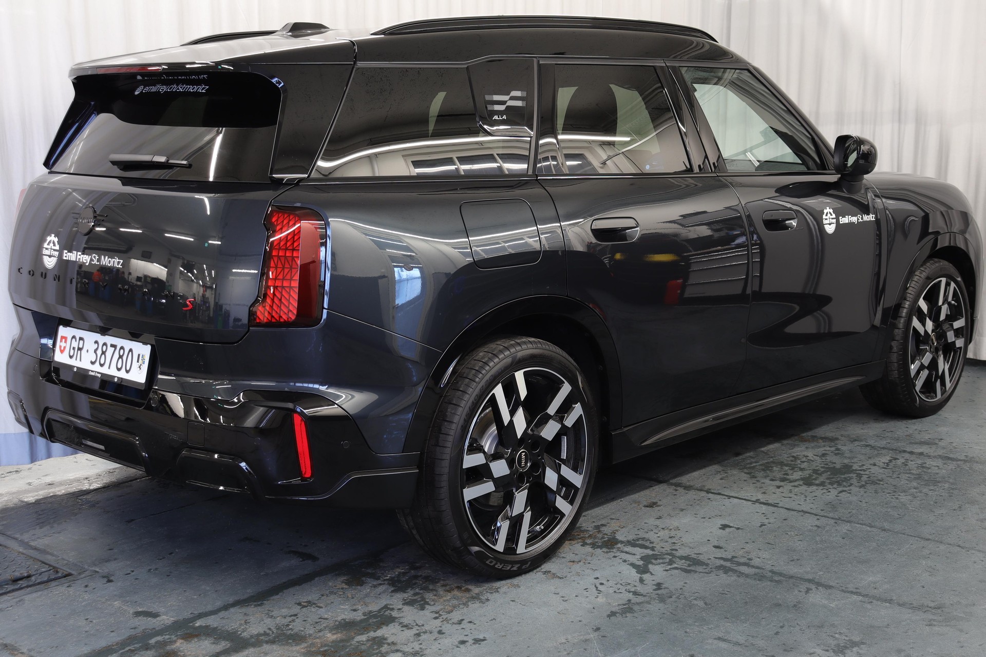 MINI Countryman U25 2.0i S ALL4-image-9