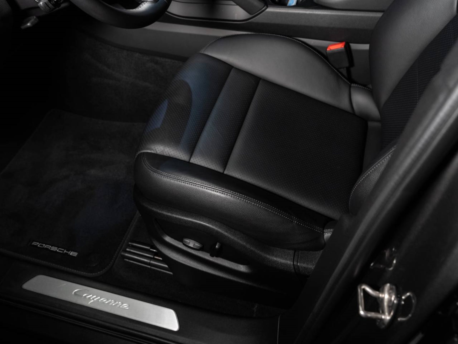 PORSCHE Cayenne (MY22)-image-12
