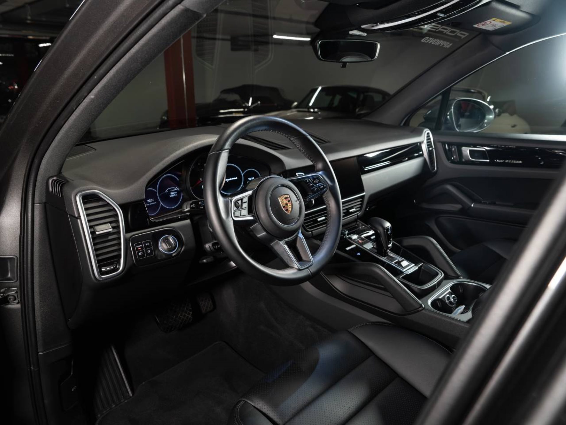 PORSCHE Cayenne (MY22)-showroom-element-3