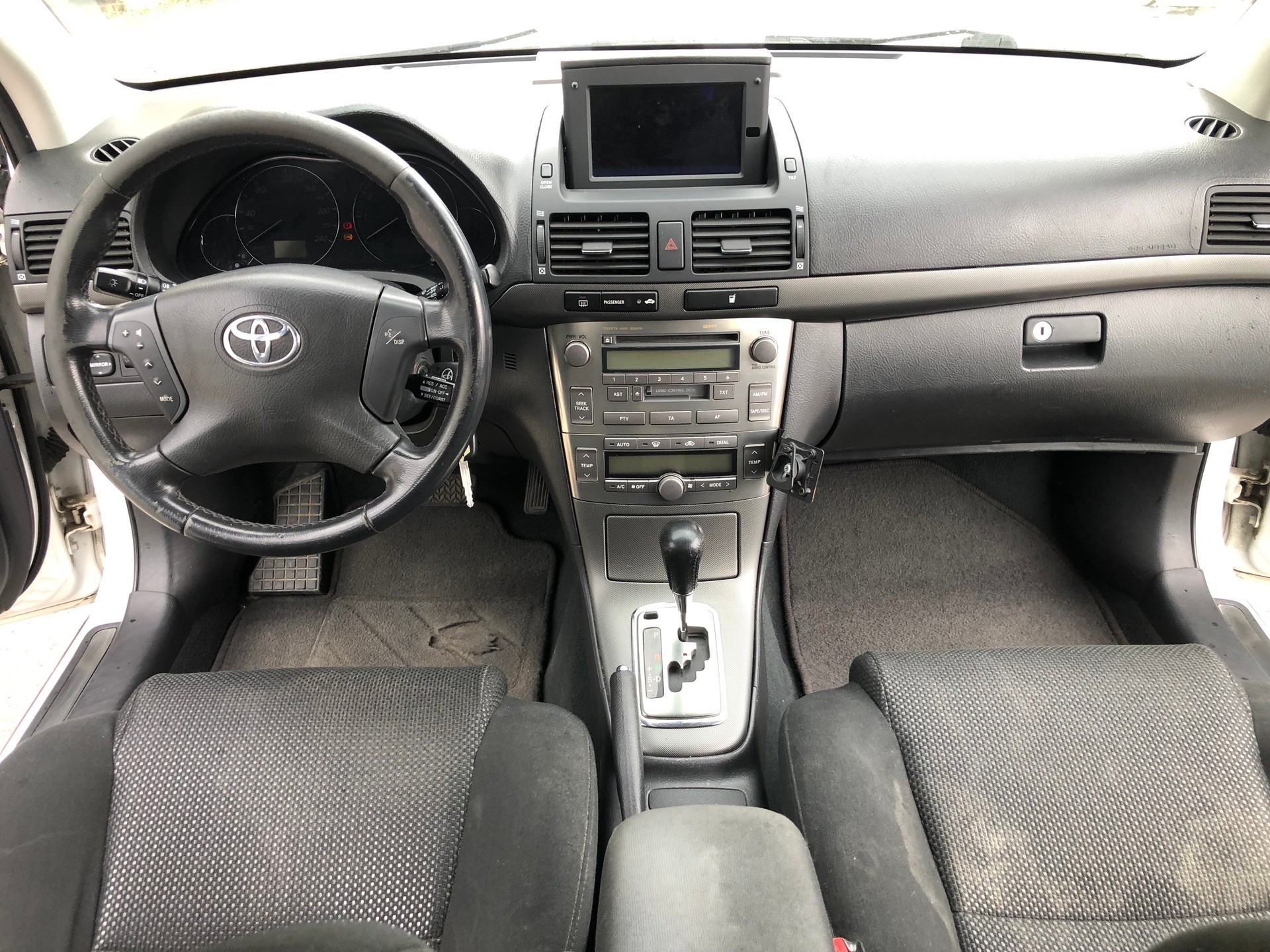 TOYOTA Avensis 2.0 D4 VVT-i Linea Sol Sportswagon-image-11