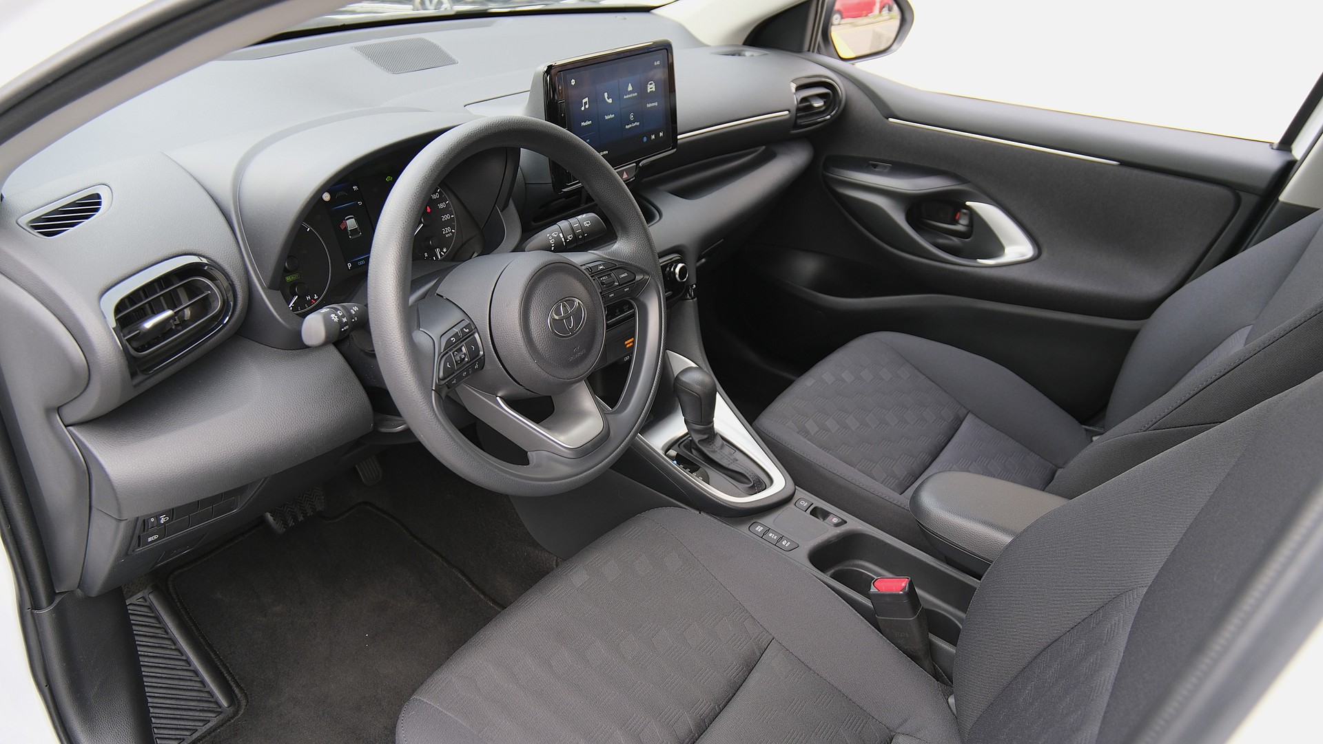 TOYOTA Yaris 1.5 Comfort e-CVT-showroom-element-2