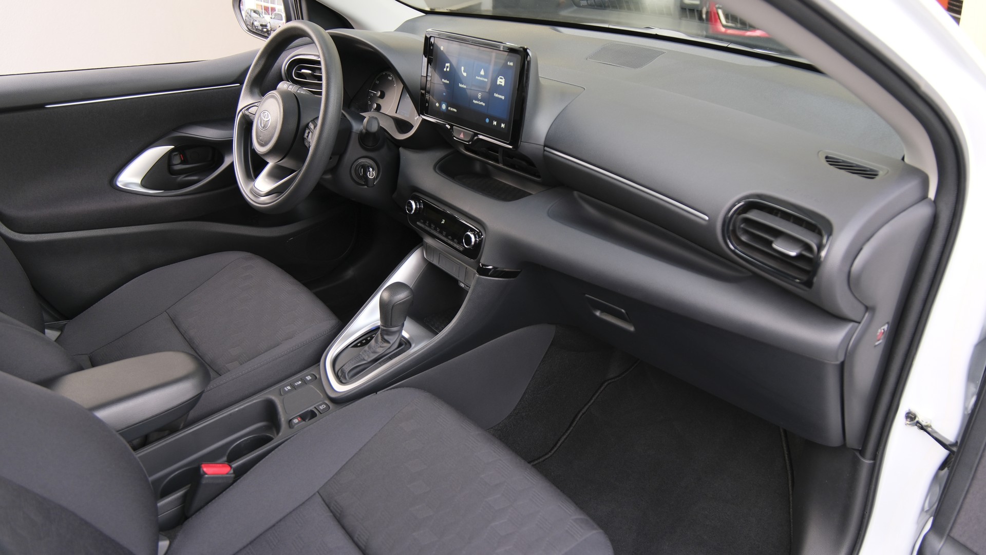 TOYOTA Yaris 1.5 Comfort e-CVT-image-14