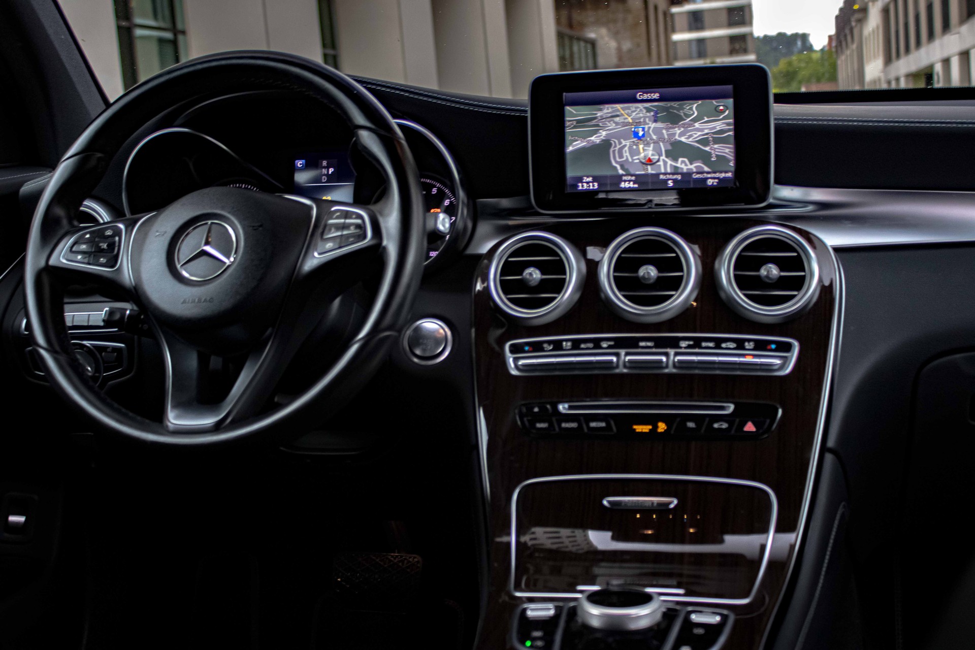 MERCEDES-BENZ GLC 250 AMG Line Edition 1 4Matic 9G-Tronic-image-11